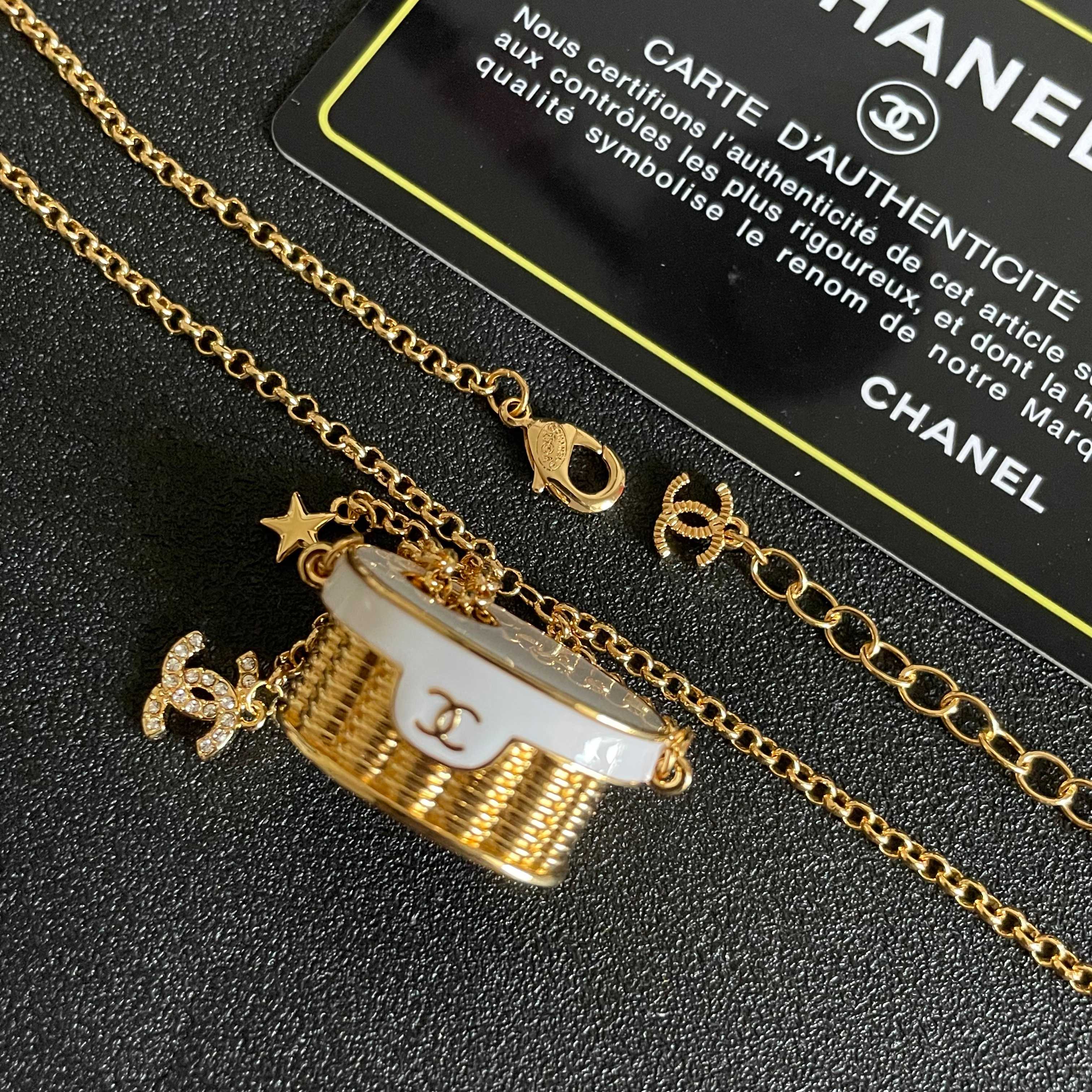  Chanel香奈儿 中古 字母 项链👀小香家的款式真心无需多介绍😘🎶每一款都超好看，精致大方，非常显气