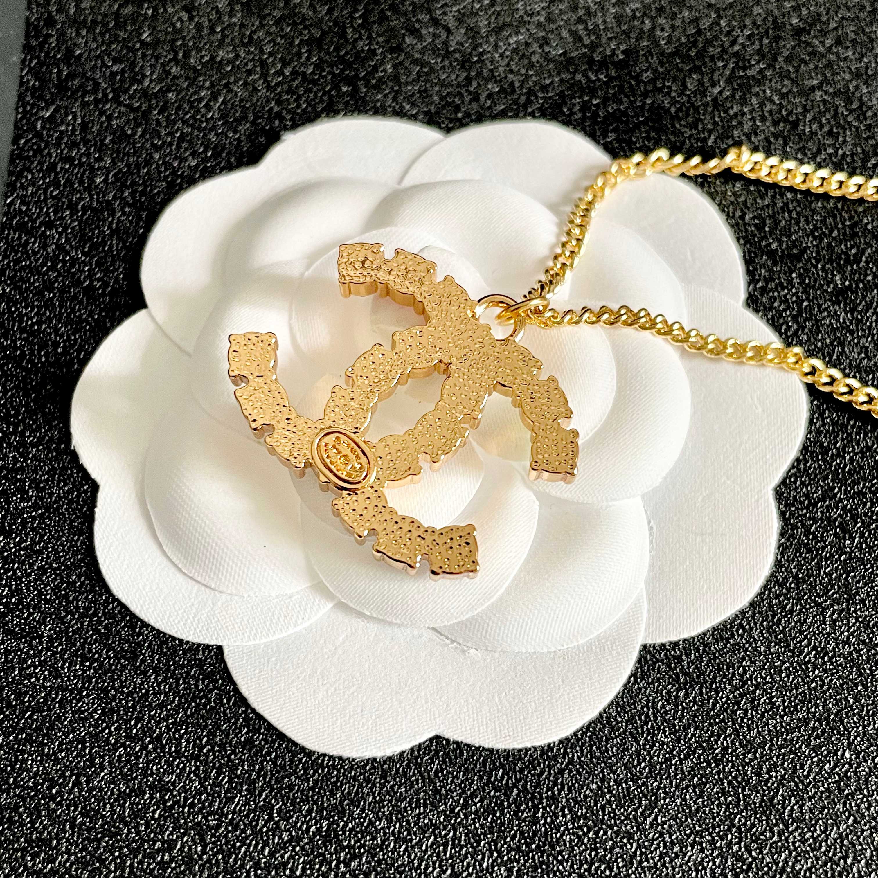  Chanel香奈儿 中古 字母 项链👀小香家的款式真心无需多介绍😘🎶每一款都超好看，精致大方，非常显气