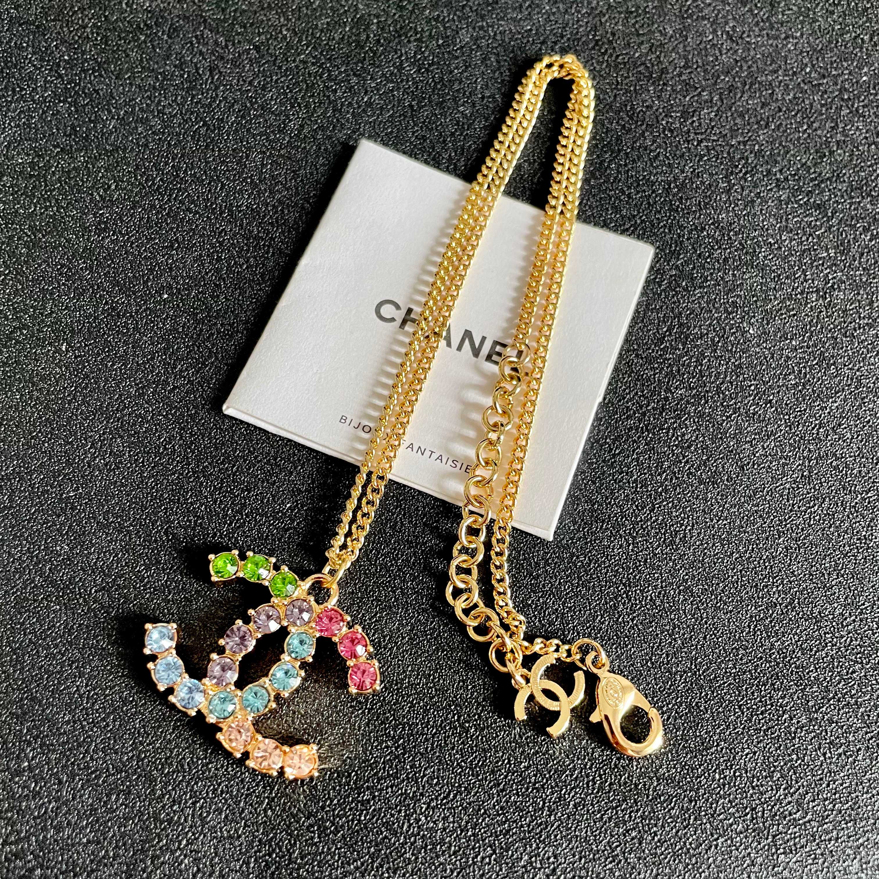  Chanel香奈儿 中古 字母 项链👀小香家的款式真心无需多介绍😘🎶每一款都超好看，精致大方，非常显气