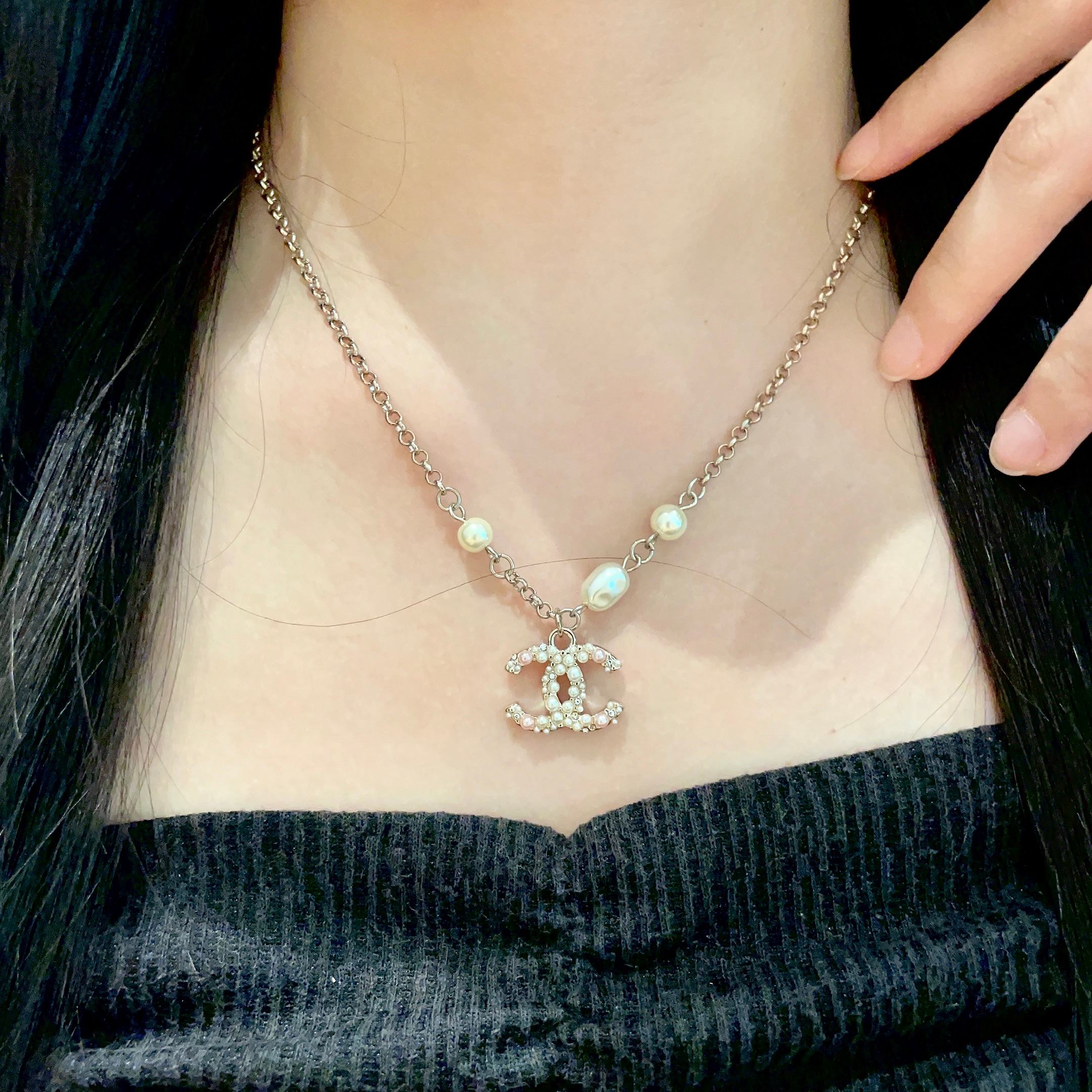  Chanel香奈儿 中古 字母 项链👀小香家的款式真心无需多介绍😘🎶每一款都超好看，精致大方，非常显气