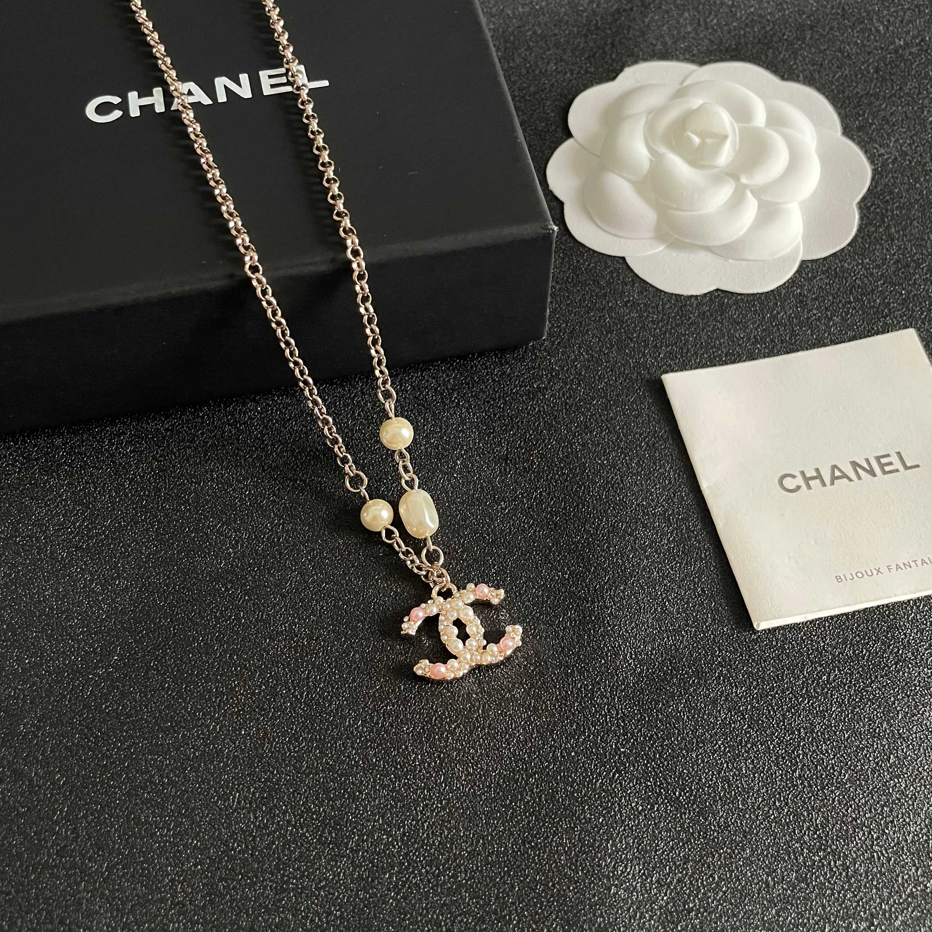  Chanel香奈儿 中古 字母 项链👀小香家的款式真心无需多介绍😘🎶每一款都超好看，精致大方，非常显气