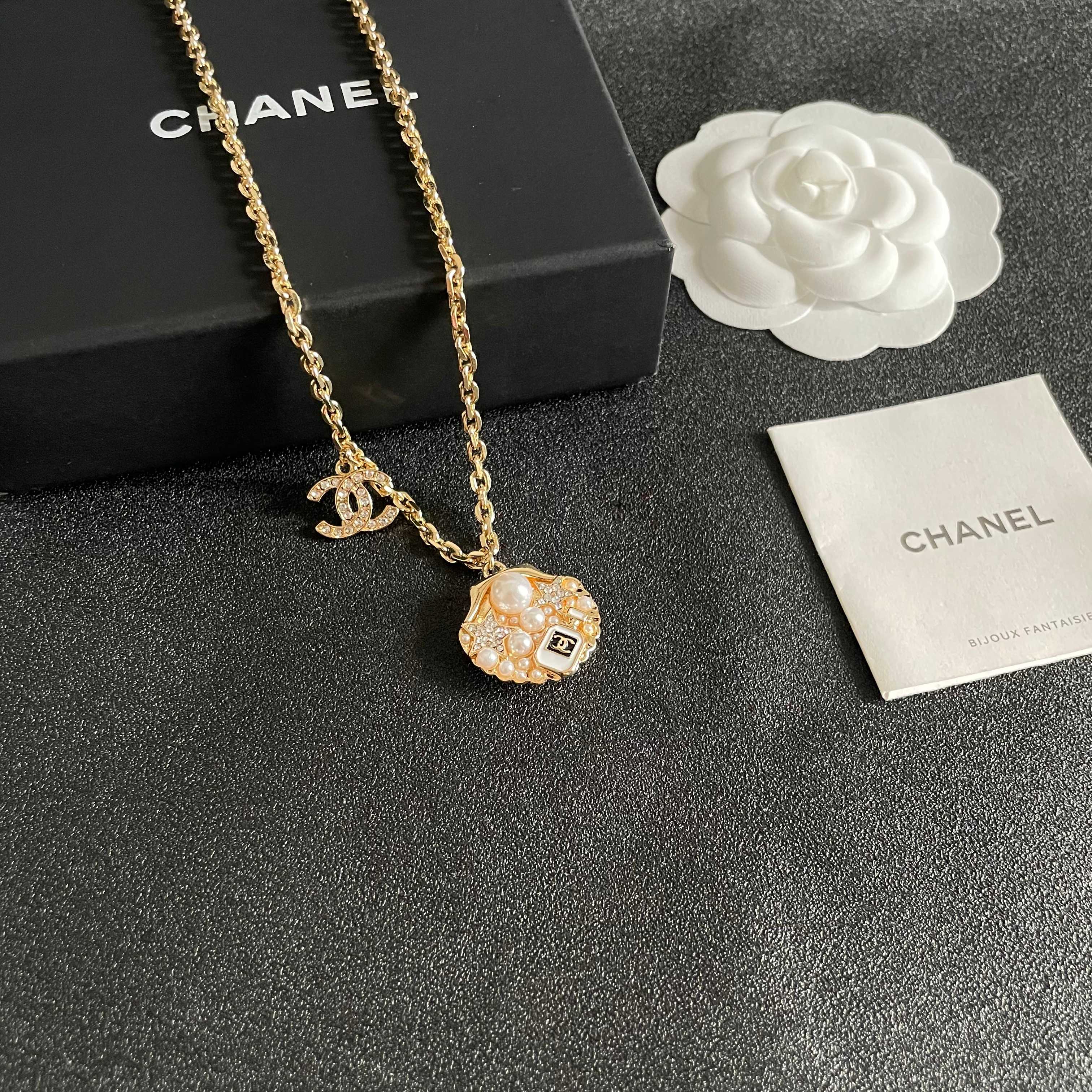  Chanel香奈儿 中古 字母 项链👀小香家的款式真心无需多介绍😘🎶每一款都超好看，精致大方，非常显气