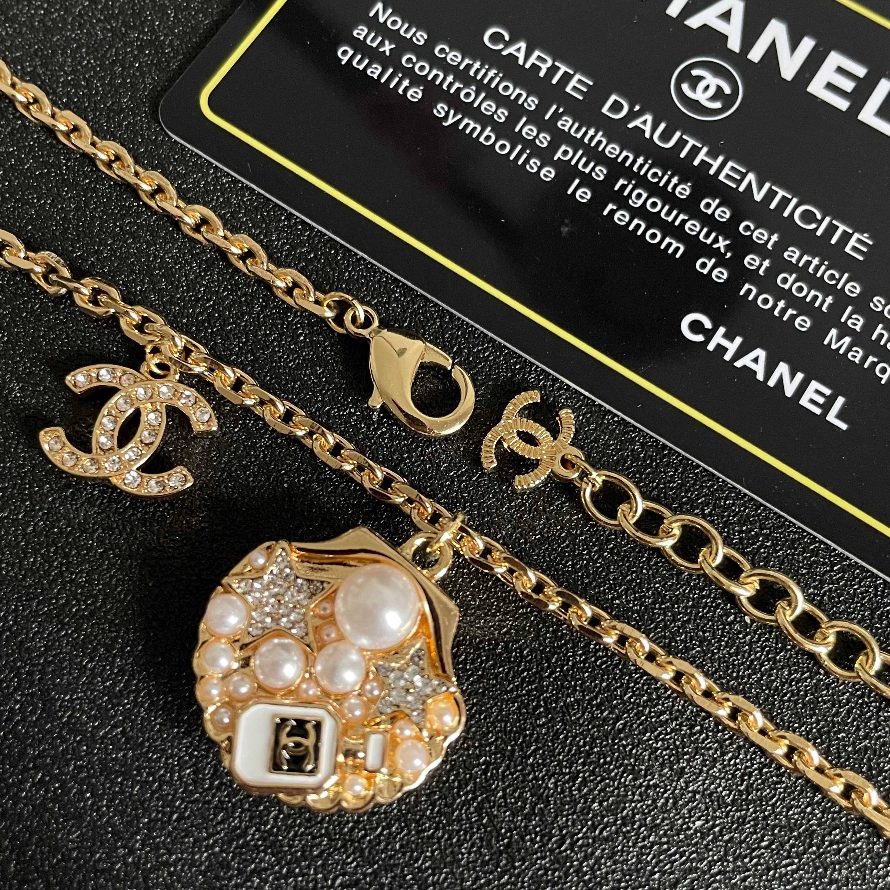  Chanel香奈儿 中古 字母 项链👀小香家的款式真心无需多介绍😘🎶每一款都超好看，精致大方，非常显气