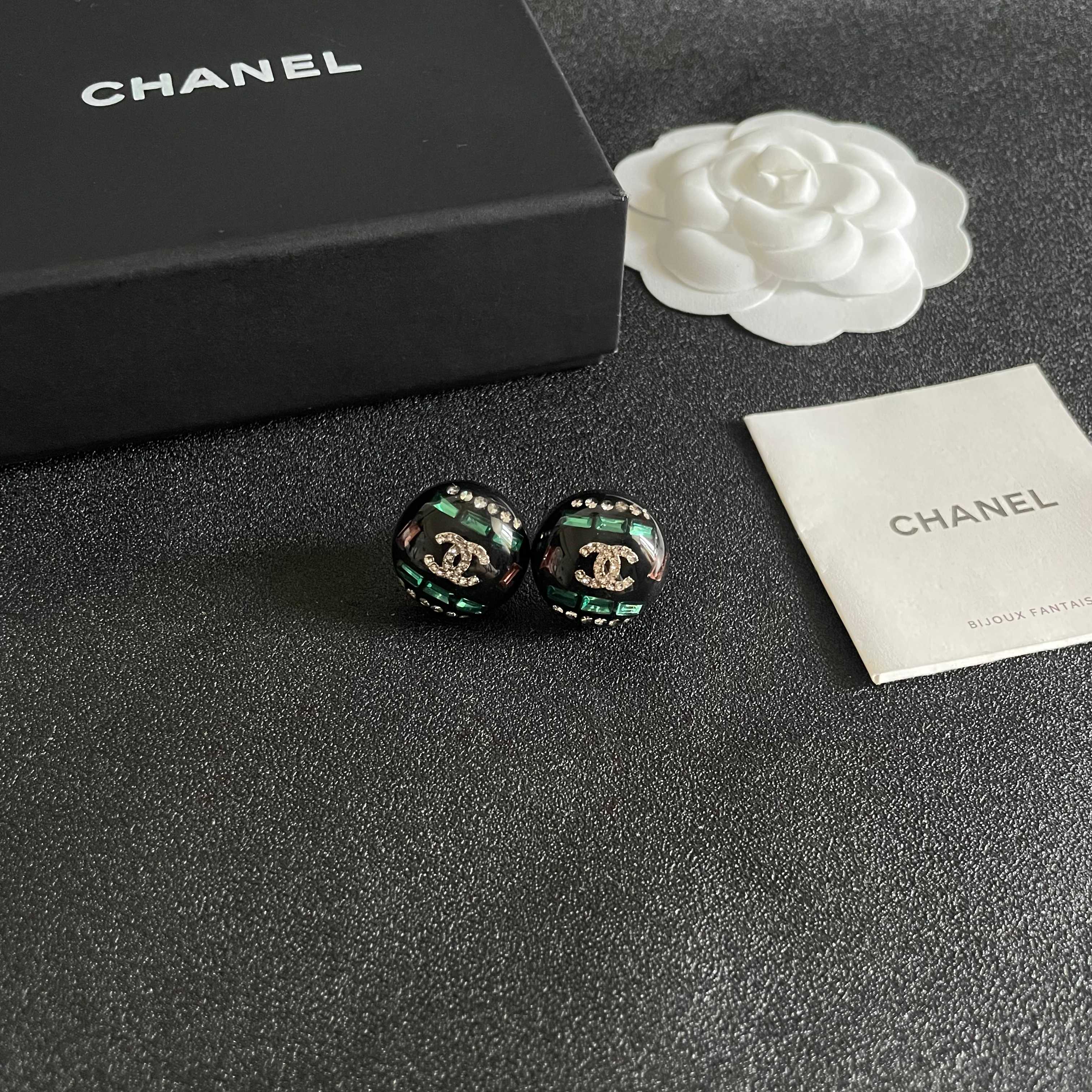  Chanel香奈儿 中古 耳钉👀小香家的款式真心无需多介绍😘🎶每一款都超好看，精致大方，非常显气质.