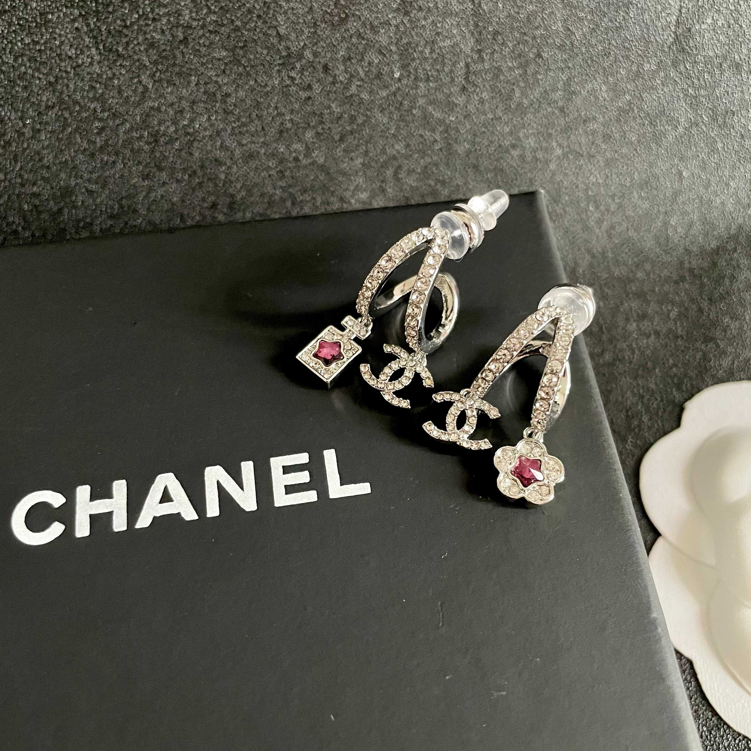  Chanel香奈儿 中古 耳钉👀小香家的款式真心无需多介绍😘🎶每一款都超好看，精致大方，非常显气质.