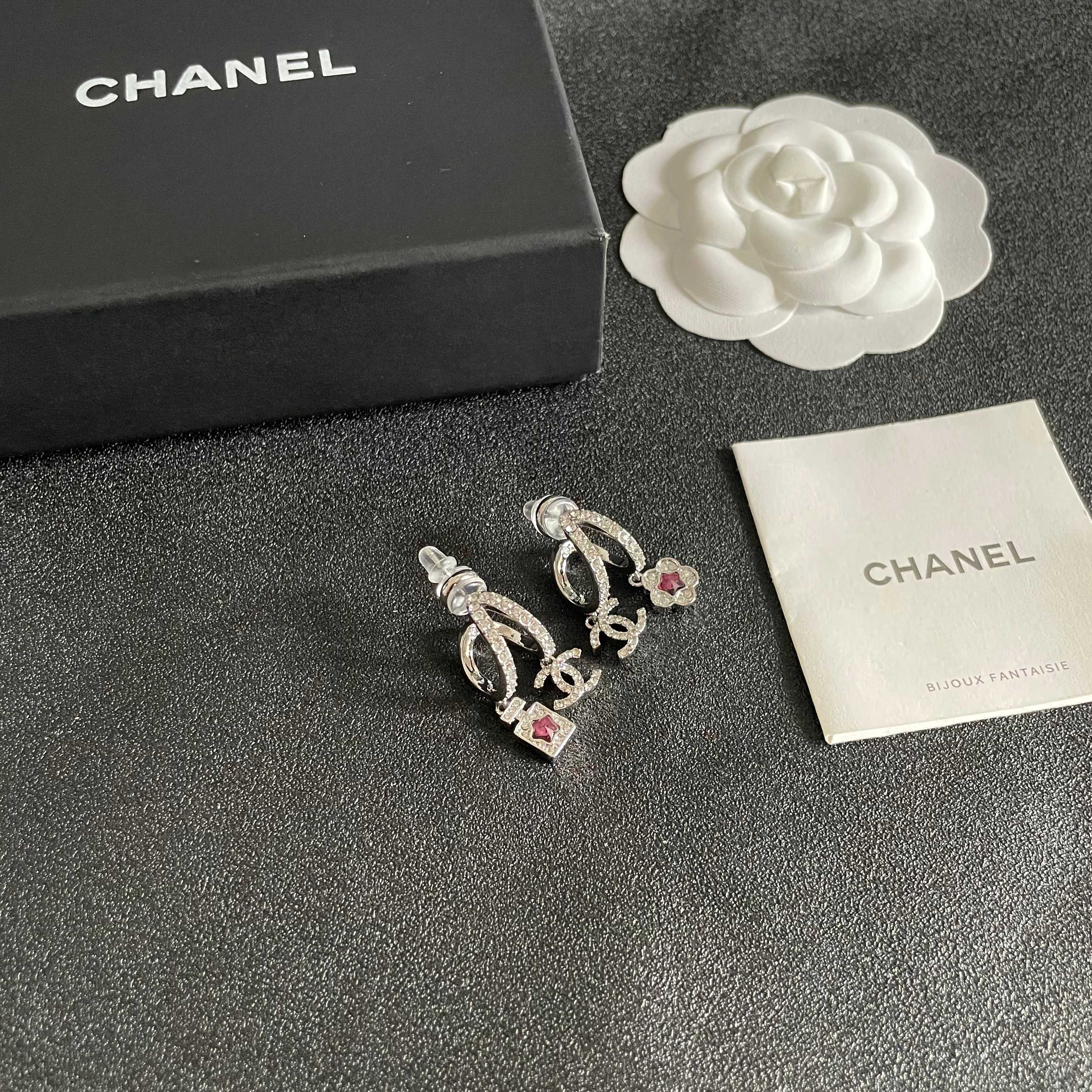  Chanel香奈儿 中古 耳钉👀小香家的款式真心无需多介绍😘🎶每一款都超好看，精致大方，非常显气质.