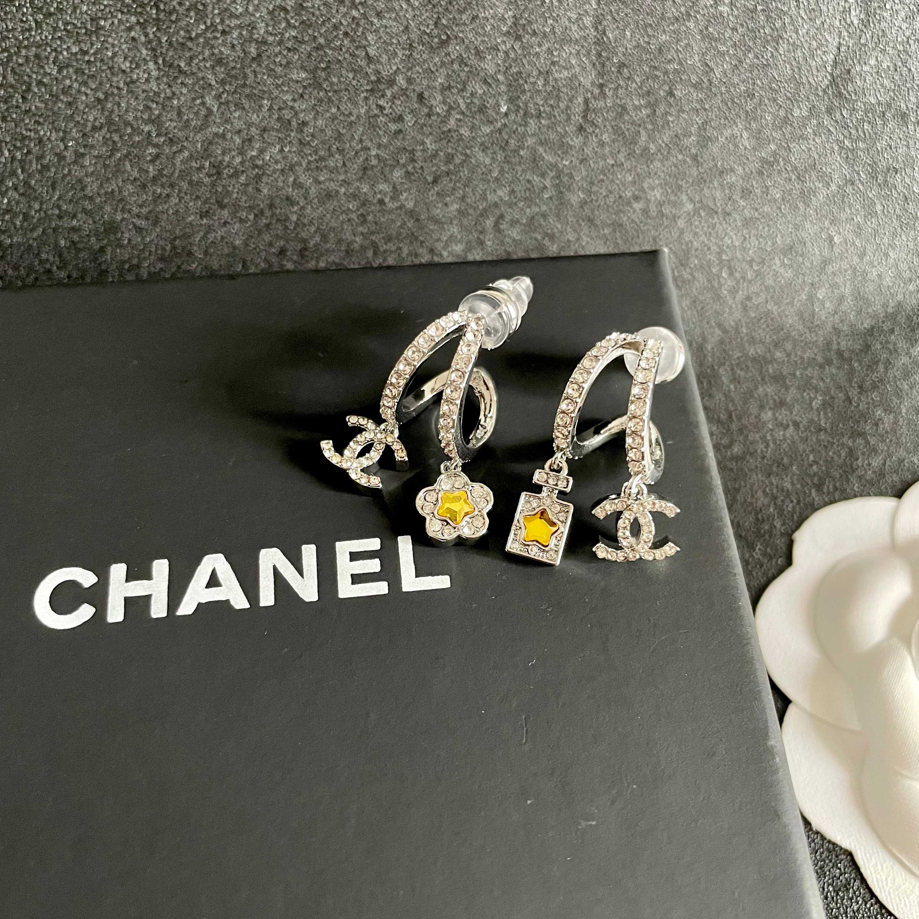  Chanel香奈儿 中古 耳钉👀小香家的款式真心无需多介绍😘🎶每一款都超好看，精致大方，非常显气质.