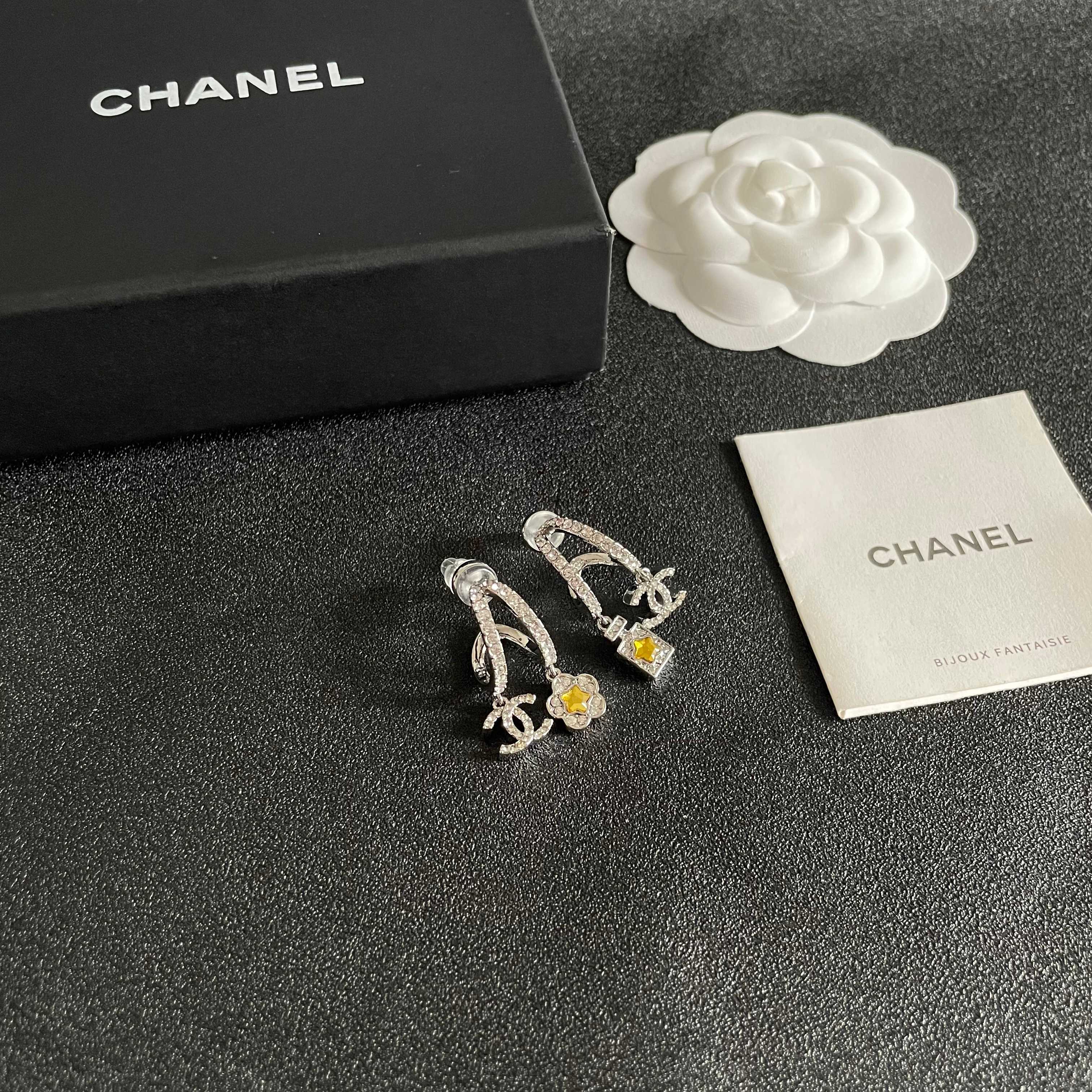  Chanel香奈儿 中古 耳钉👀小香家的款式真心无需多介绍😘🎶每一款都超好看，精致大方，非常显气质.