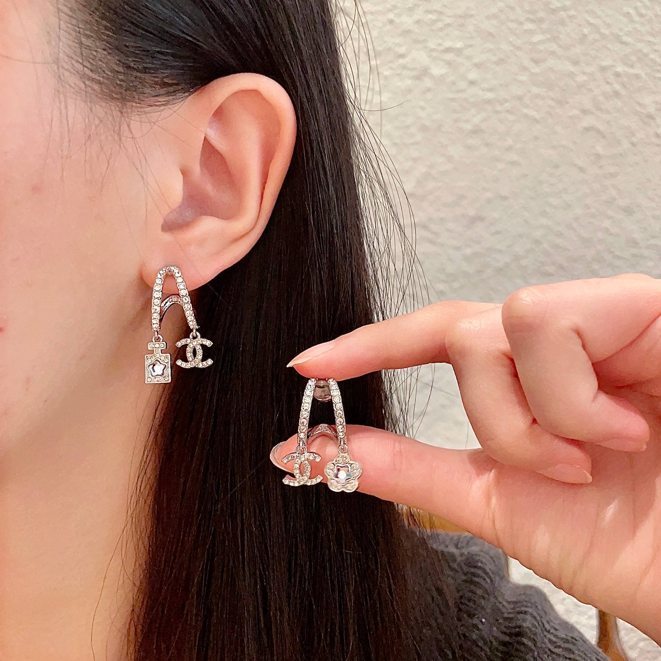  Chanel香奈儿 中古 耳钉👀小香家的款式真心无需多介绍😘🎶每一款都超好看，精致大方，非常显气质.