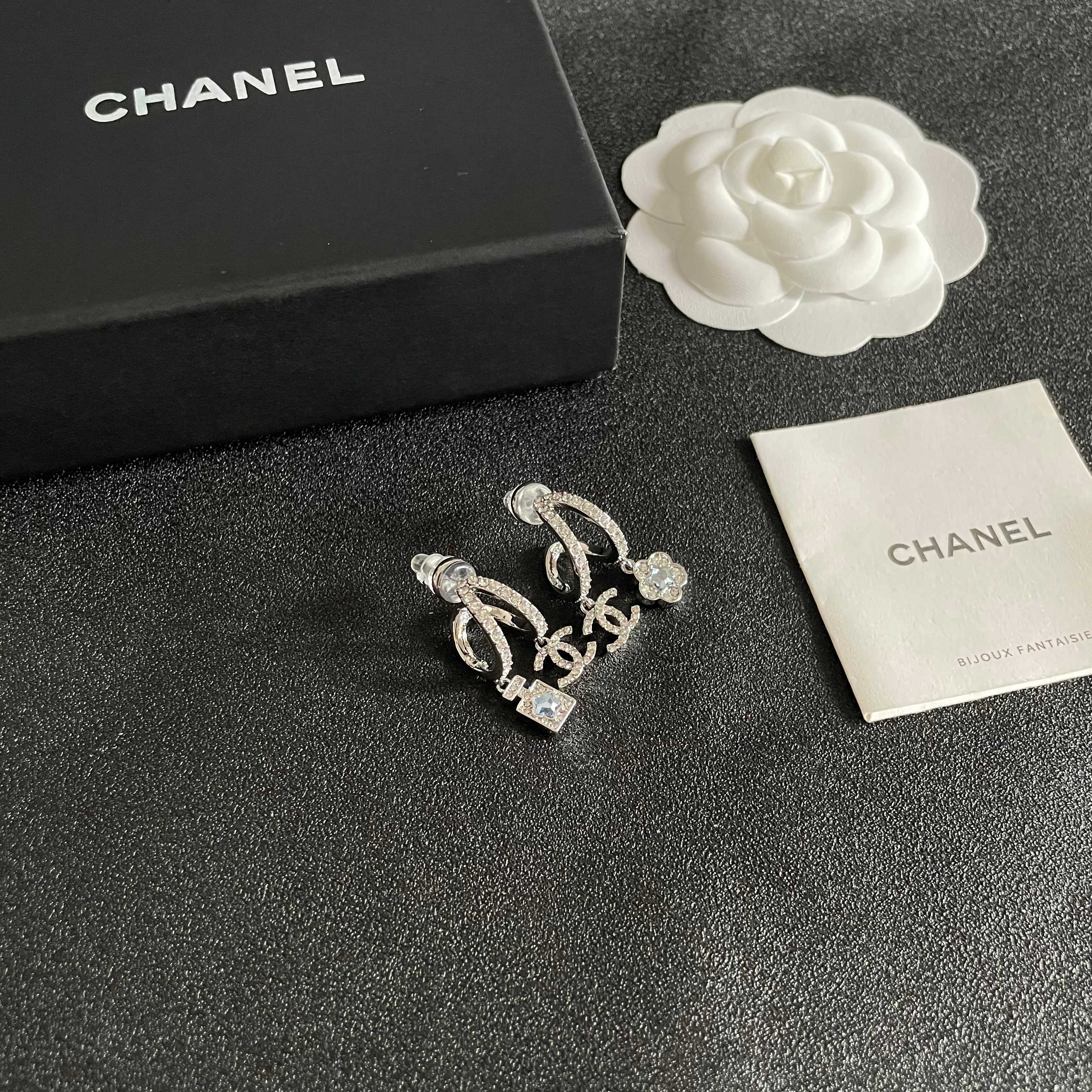  Chanel香奈儿 中古 耳钉👀小香家的款式真心无需多介绍😘🎶每一款都超好看，精致大方，非常显气质.