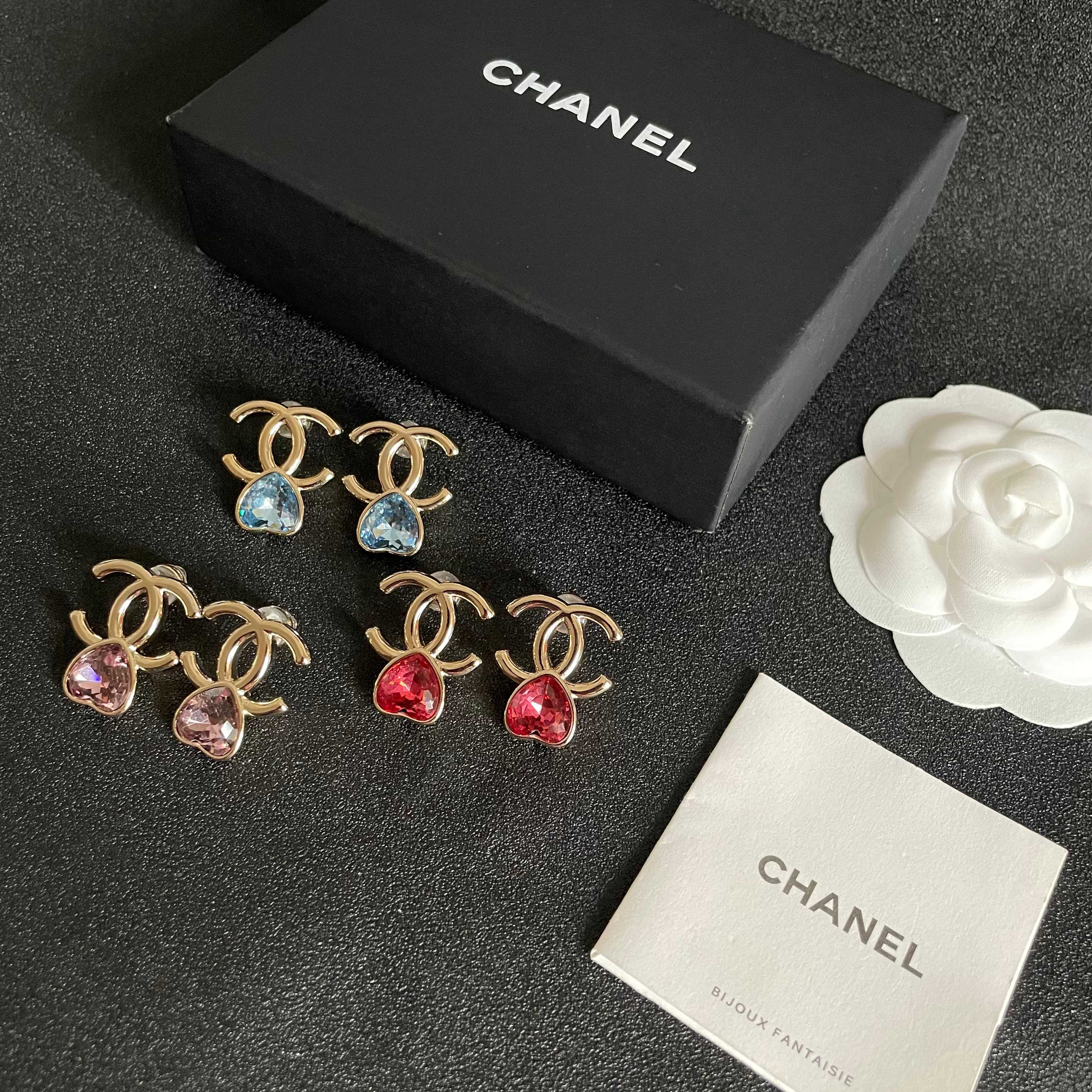  Chanel香奈儿 中古 耳钉👀小香家的款式真心无需多介绍😘🎶每一款都超好看，精致大方，非常显气质.