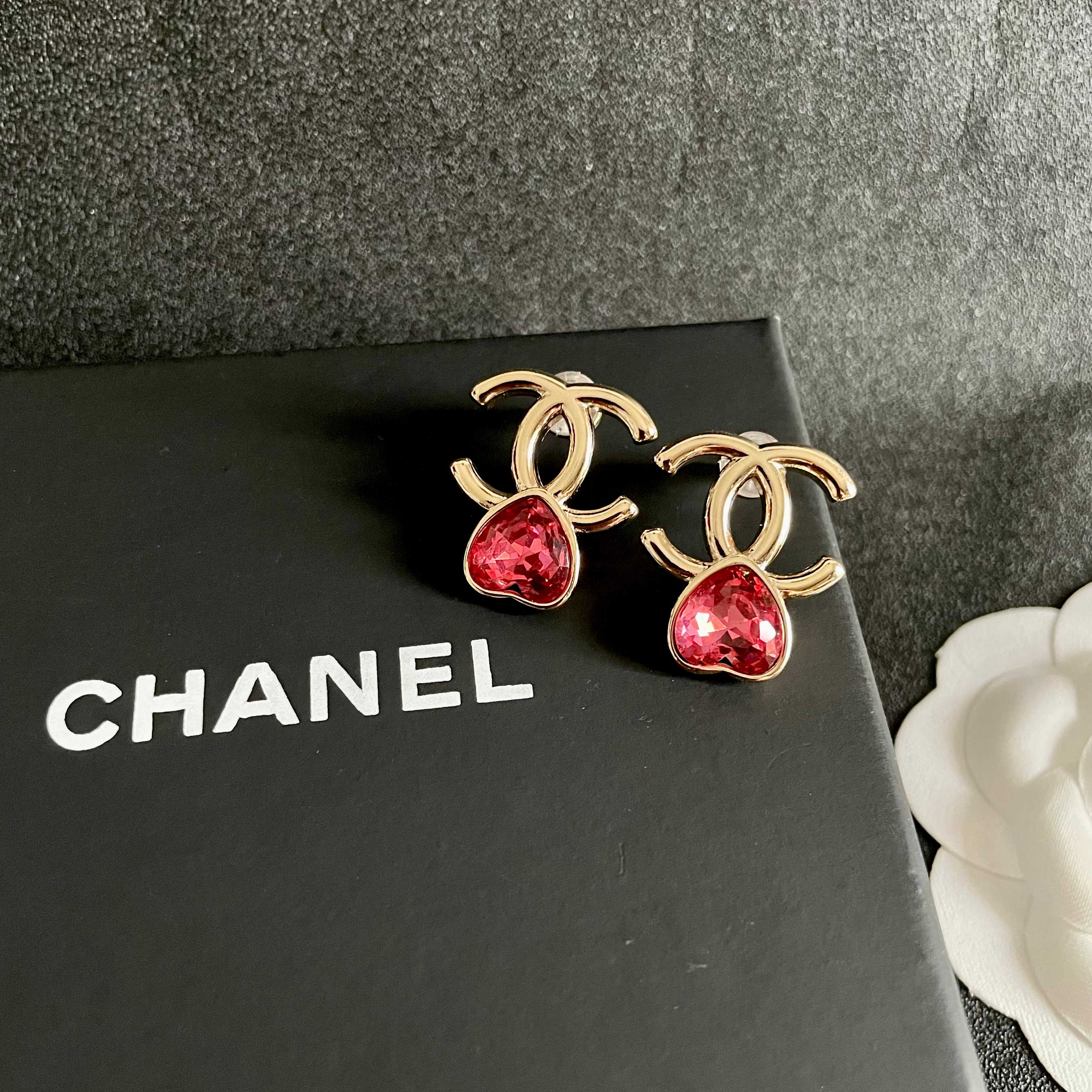  Chanel香奈儿 中古 耳钉👀小香家的款式真心无需多介绍😘🎶每一款都超好看，精致大方，非常显气质.