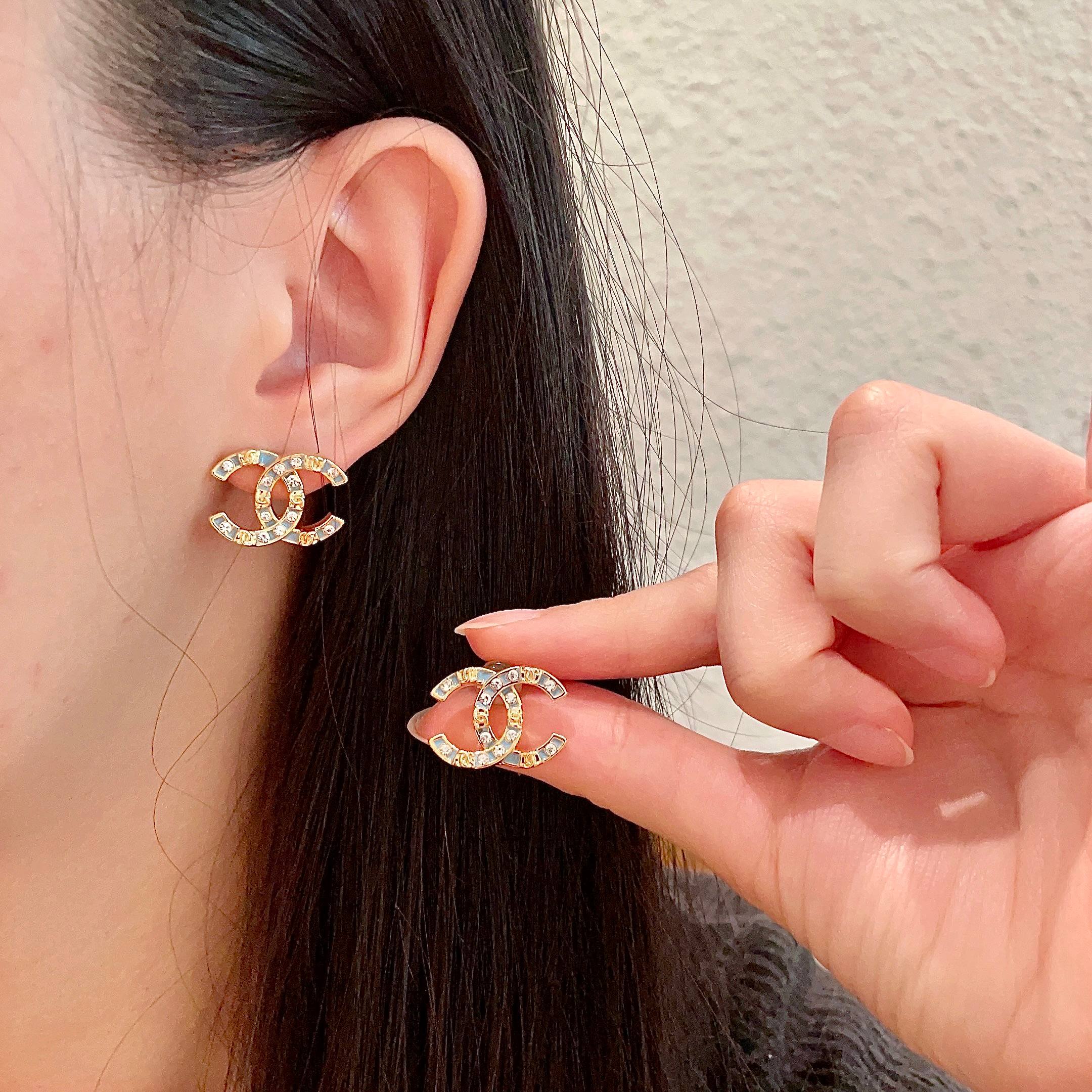  Chanel香奈儿 中古 耳钉👀小香家的款式真心无需多介绍😘🎶每一款都超好看，精致大方，非常显气质.