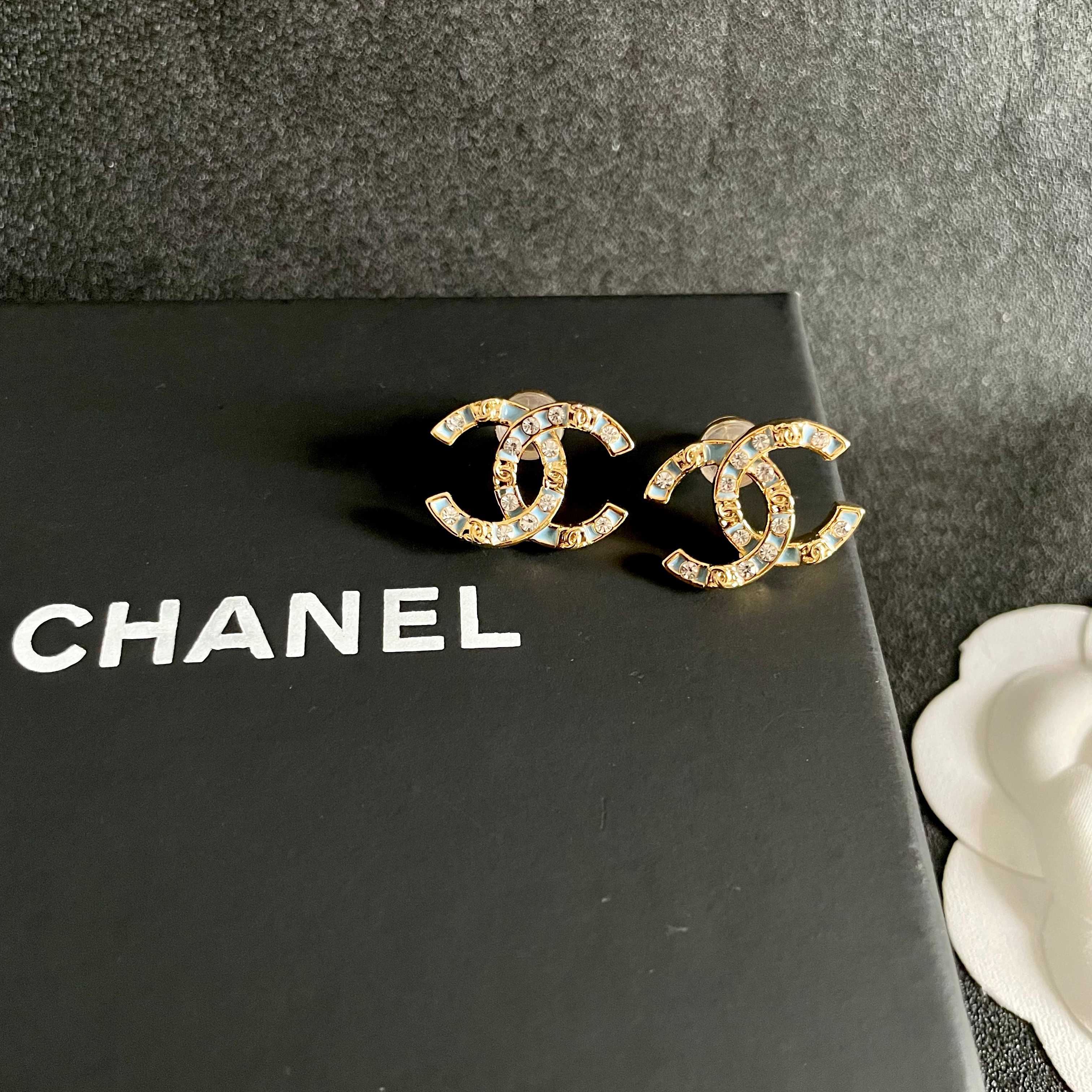  Chanel香奈儿 中古 耳钉👀小香家的款式真心无需多介绍😘🎶每一款都超好看，精致大方，非常显气质.