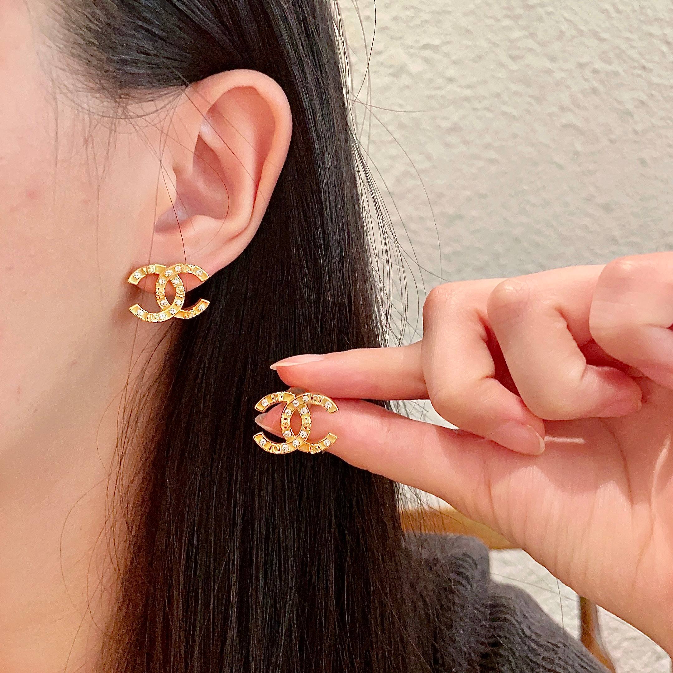  Chanel香奈儿 中古 耳钉👀小香家的款式真心无需多介绍😘🎶每一款都超好看，精致大方，非常显气质.
