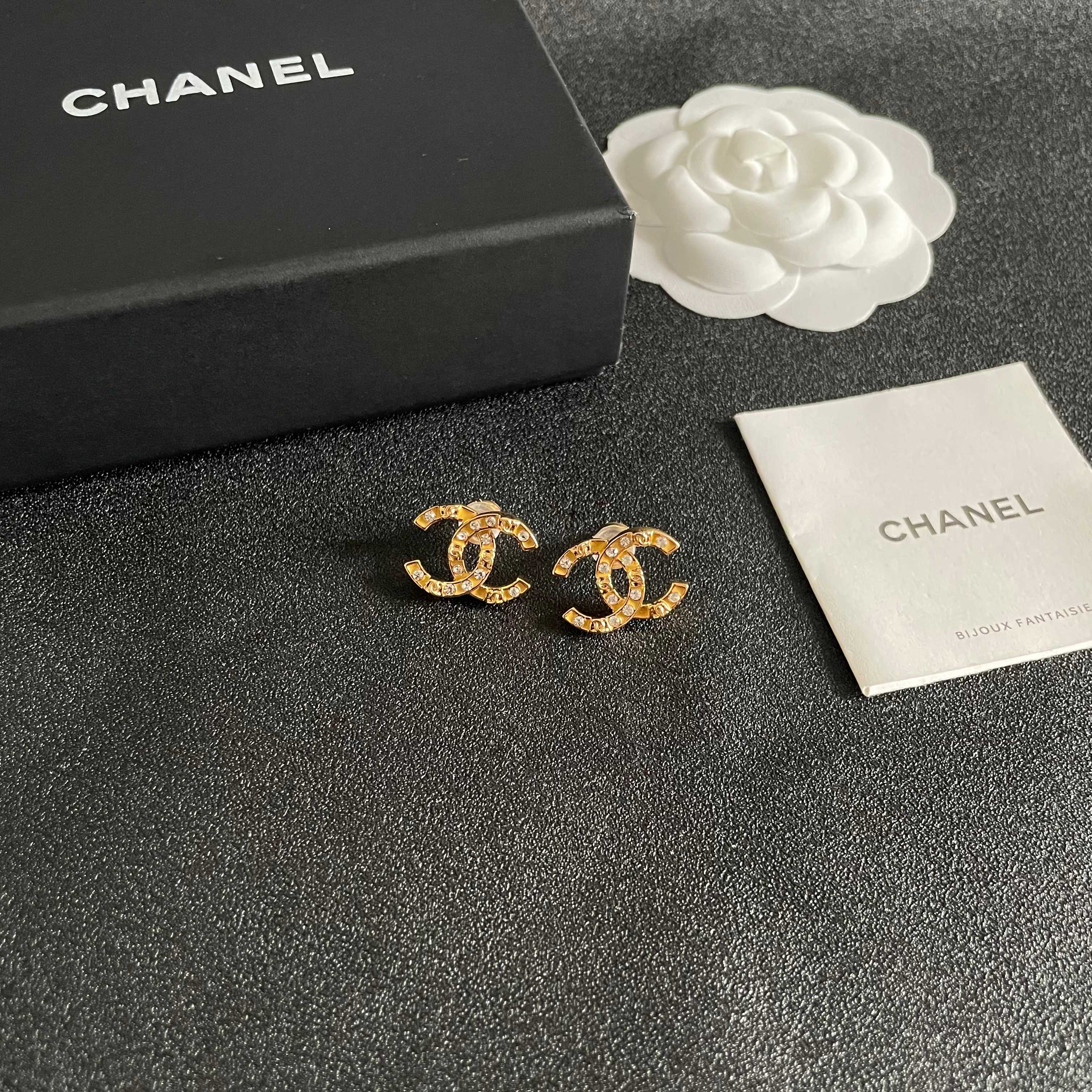  Chanel香奈儿 中古 耳钉👀小香家的款式真心无需多介绍😘🎶每一款都超好看，精致大方，非常显气质.
