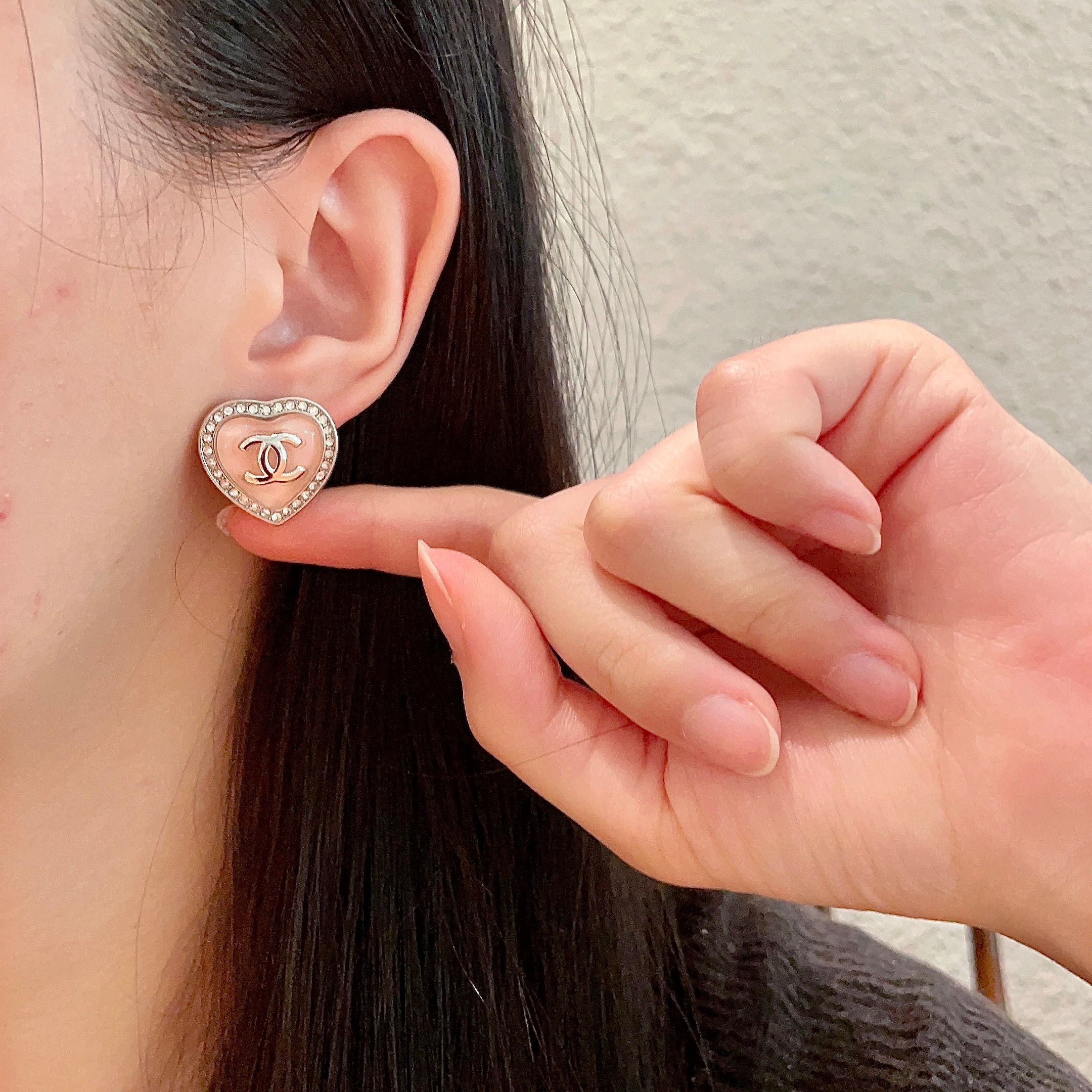  Chanel香奈儿 中古 耳钉👀小香家的款式真心无需多介绍😘🎶每一款都超好看，精致大方，非常显气质.