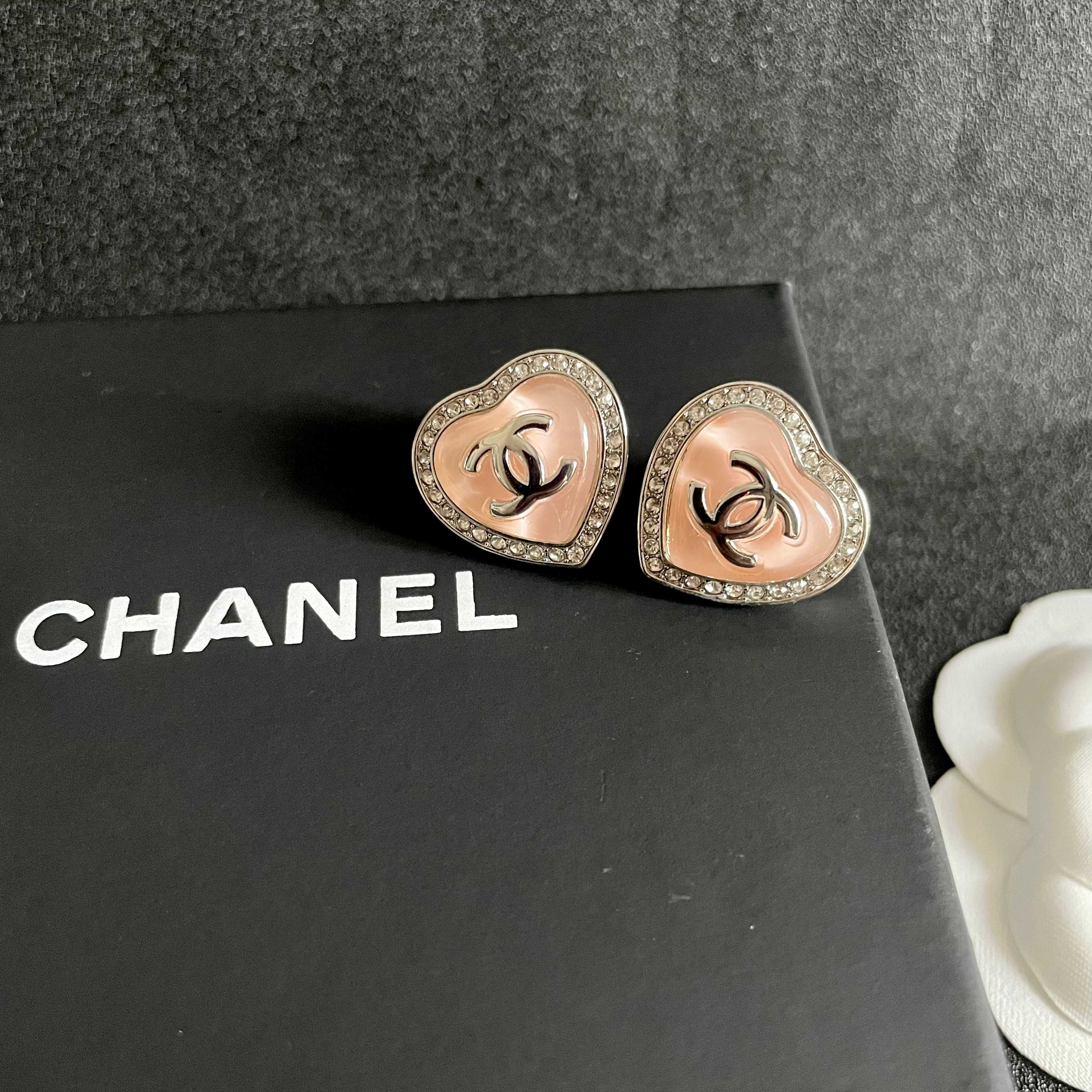  Chanel香奈儿 中古 耳钉👀小香家的款式真心无需多介绍😘🎶每一款都超好看，精致大方，非常显气质.