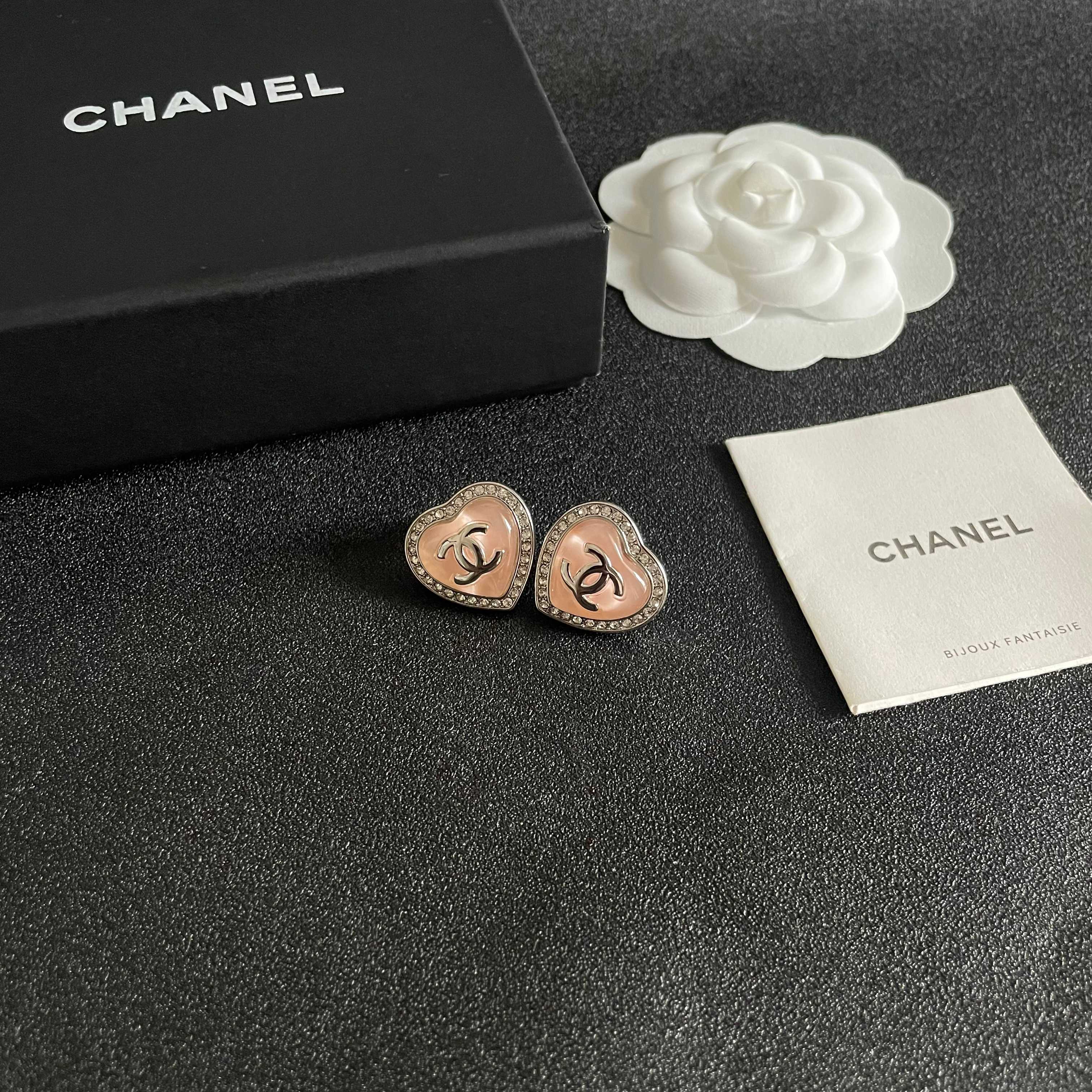  Chanel香奈儿 中古 耳钉👀小香家的款式真心无需多介绍😘🎶每一款都超好看，精致大方，非常显气质.