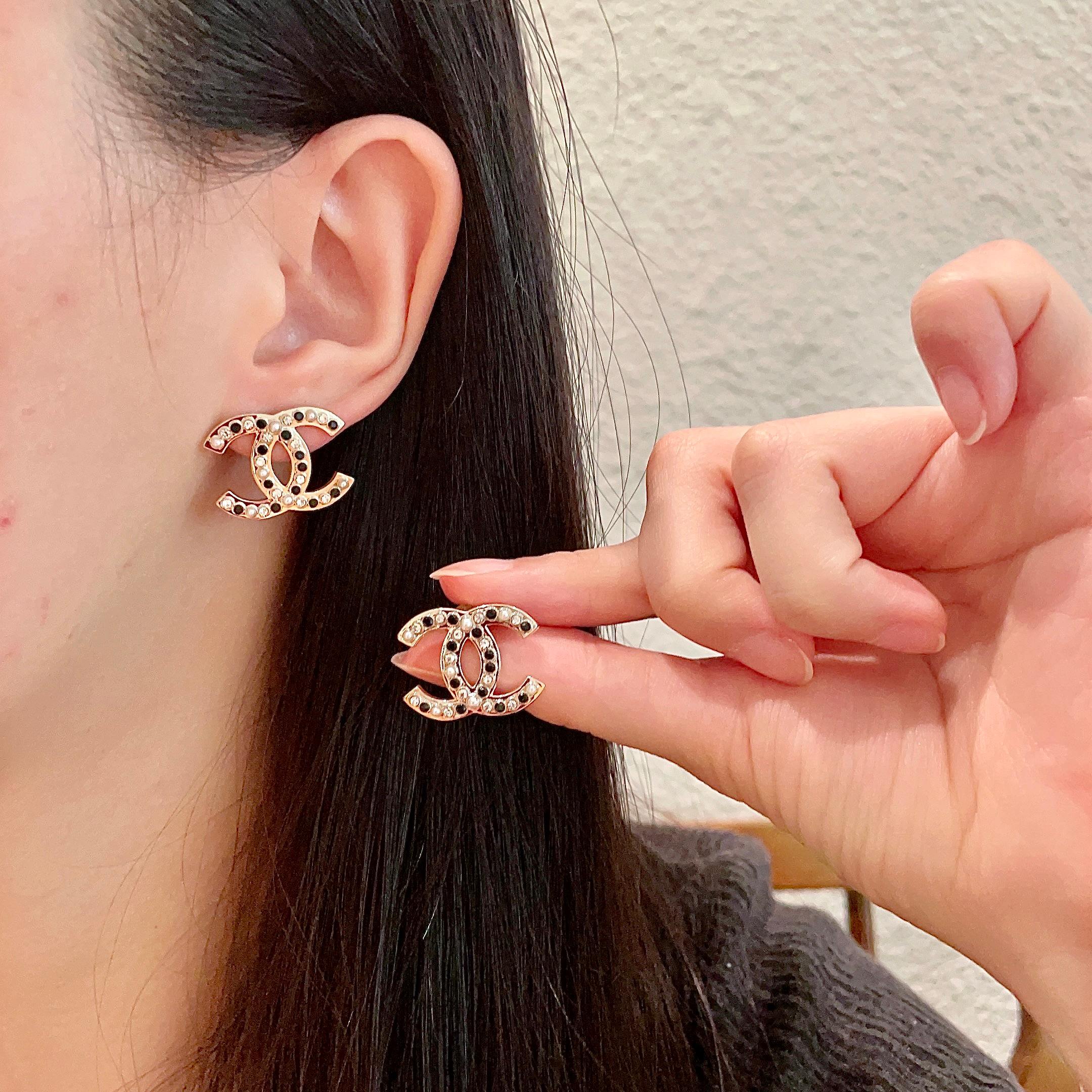  Chanel香奈儿 中古 耳钉👀小香家的款式真心无需多介绍😘🎶每一款都超好看，精致大方，非常显气质.