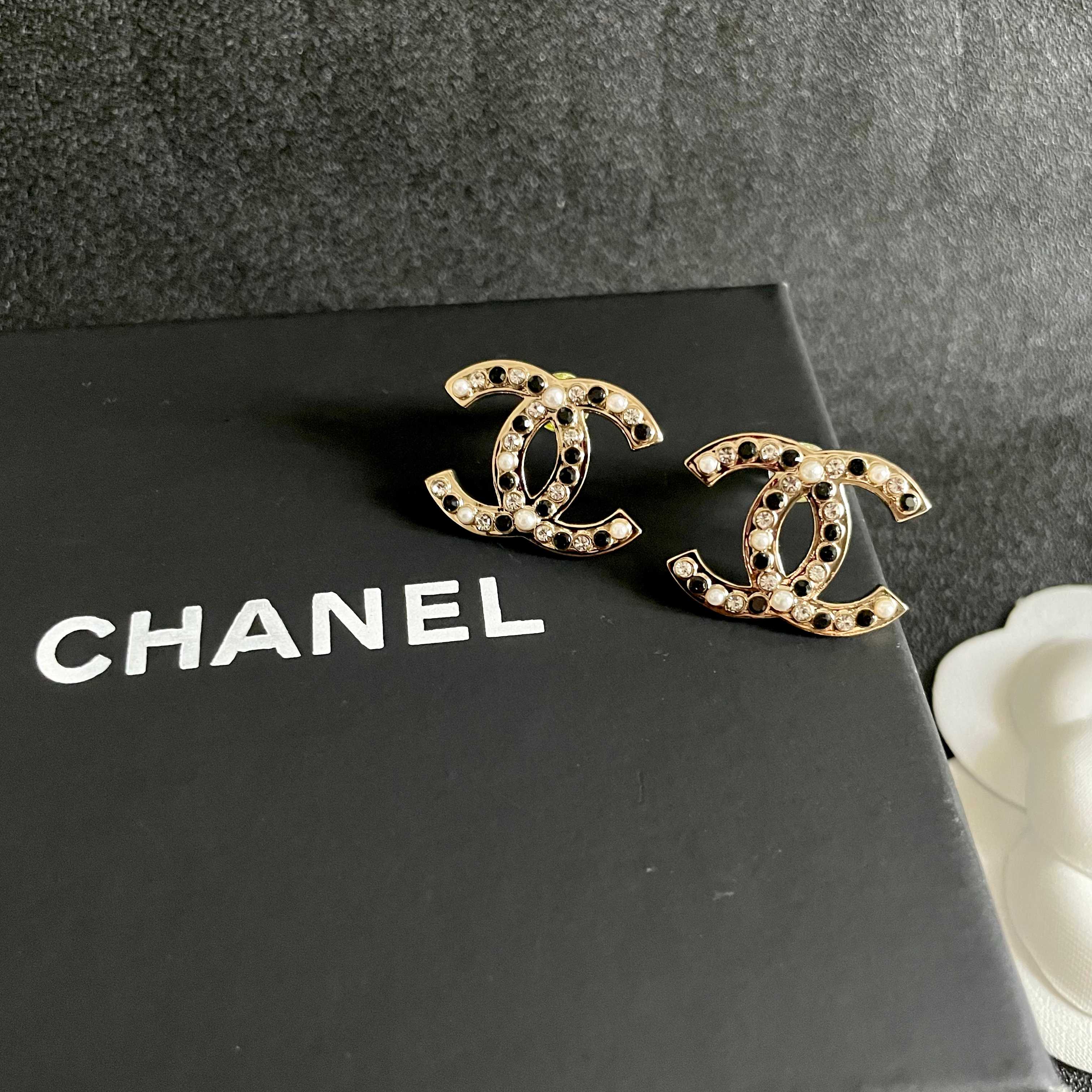  Chanel香奈儿 中古 耳钉👀小香家的款式真心无需多介绍😘🎶每一款都超好看，精致大方，非常显气质.