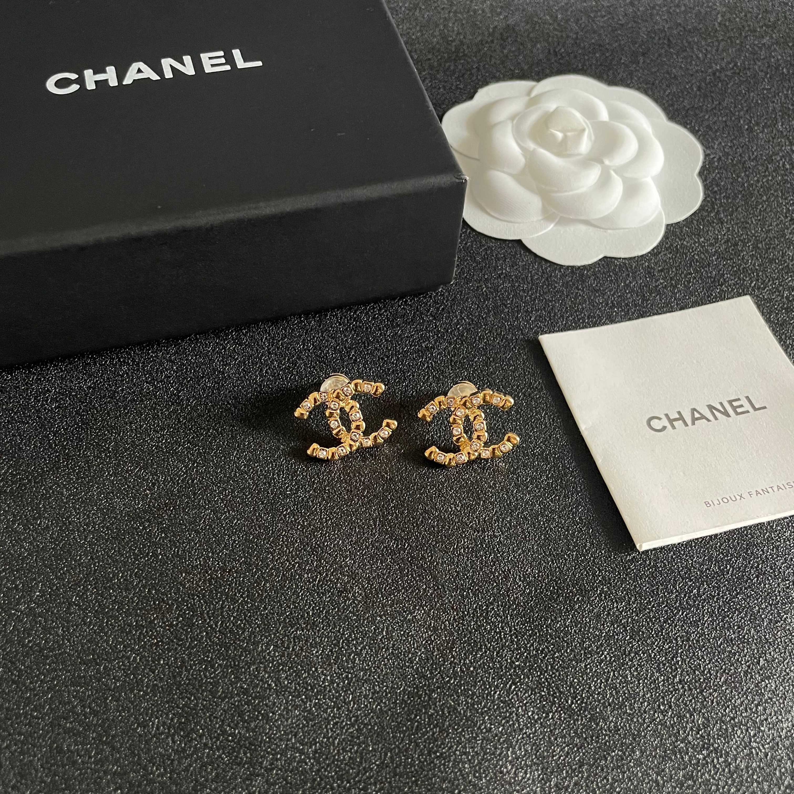  Chanel香奈儿 中古 耳钉👀小香家的款式真心无需多介绍😘🎶每一款都超好看，精致大方，非常显气质.