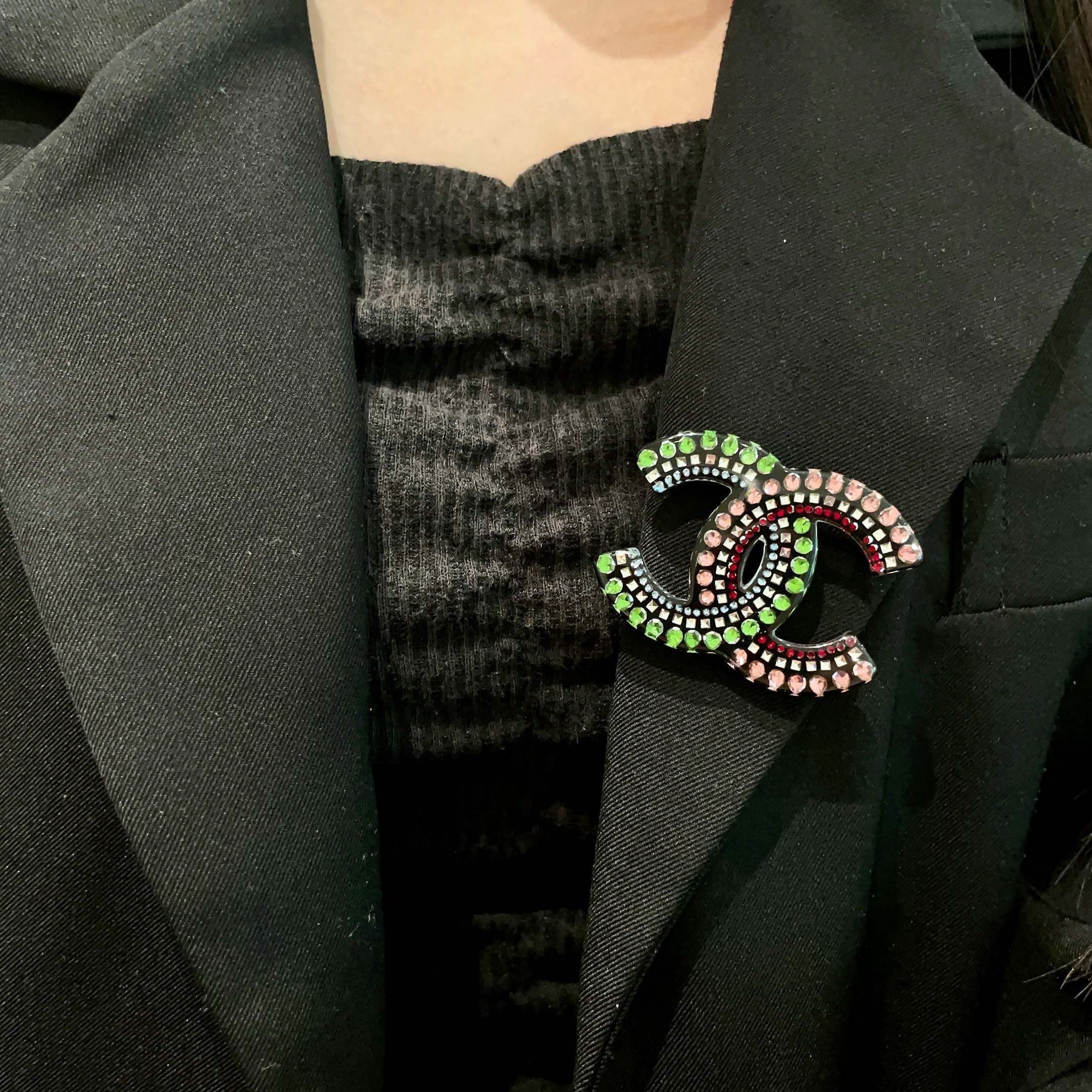  CHANEL🇫🇷小香 专柜新款同步上新香奈儿胸针，是最懂女人的饰物。那些倾注了全部心血去做自己的女人，