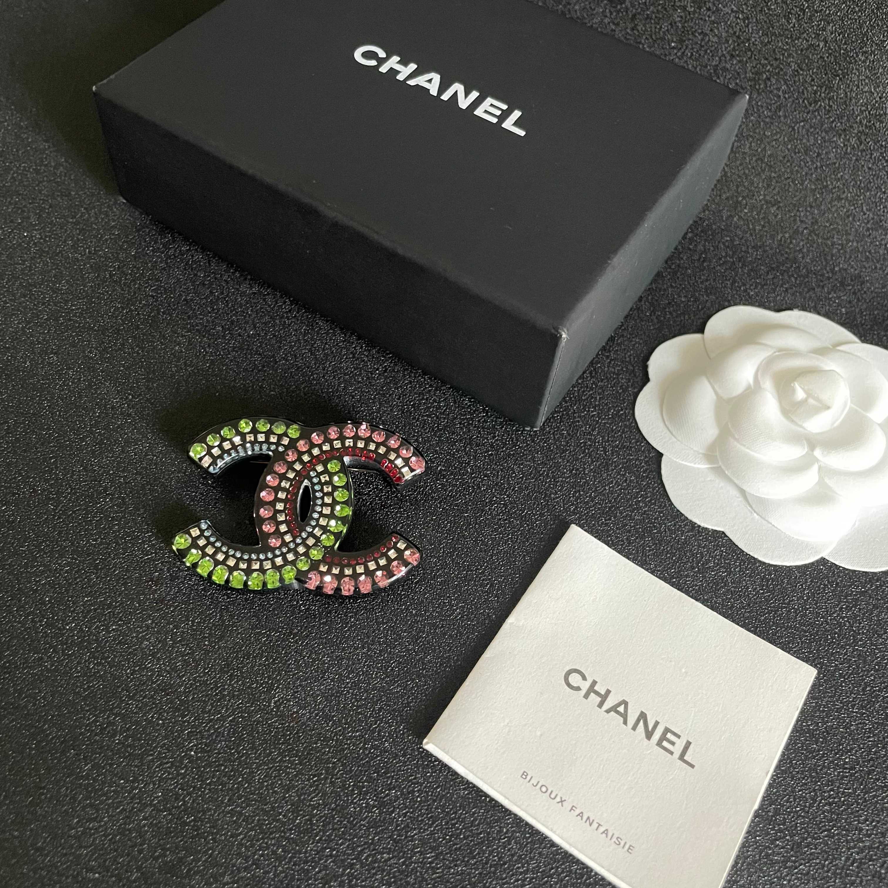  CHANEL🇫🇷小香 专柜新款同步上新香奈儿胸针，是最懂女人的饰物。那些倾注了全部心血去做自己的女人，