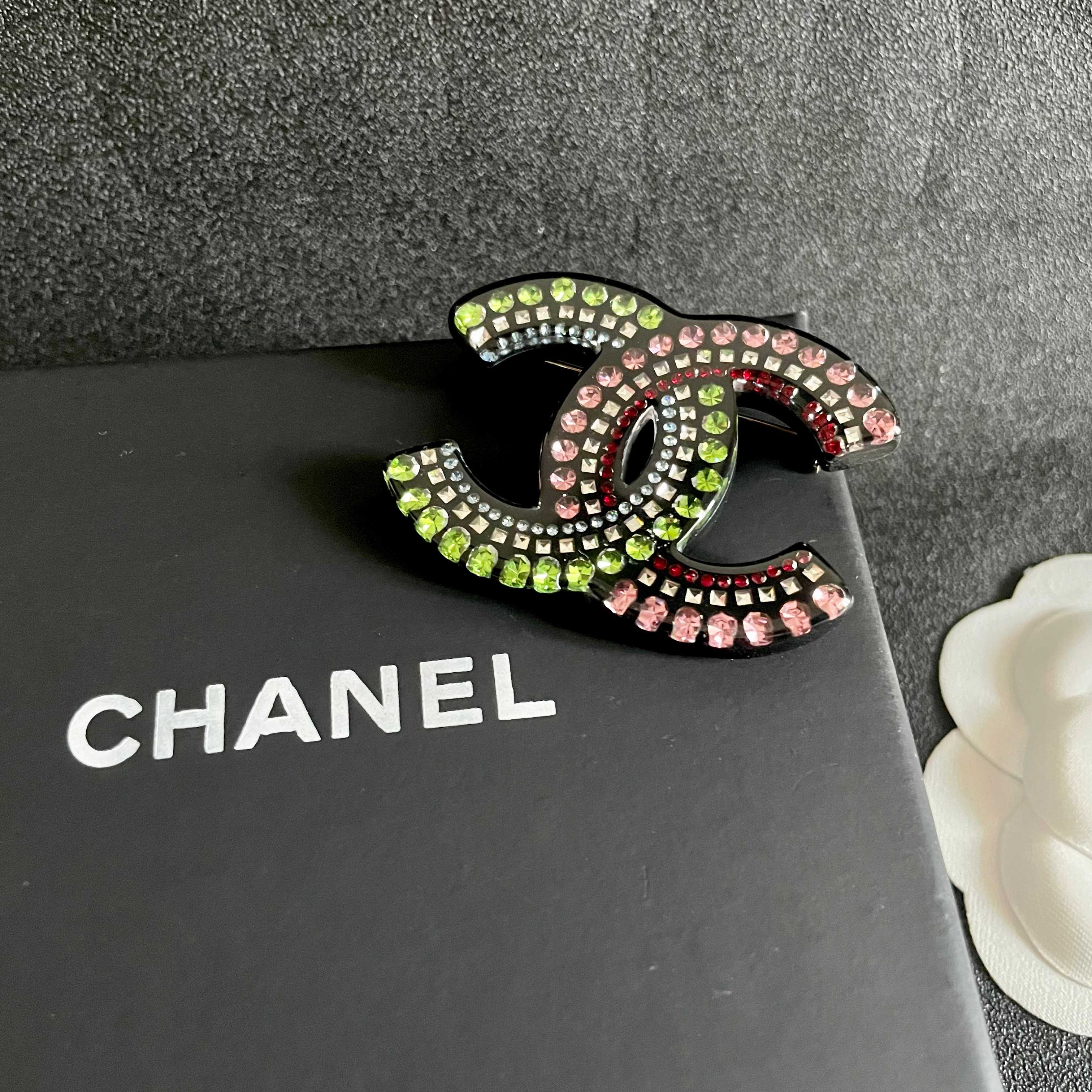  CHANEL🇫🇷小香 专柜新款同步上新香奈儿胸针，是最懂女人的饰物。那些倾注了全部心血去做自己的女人，