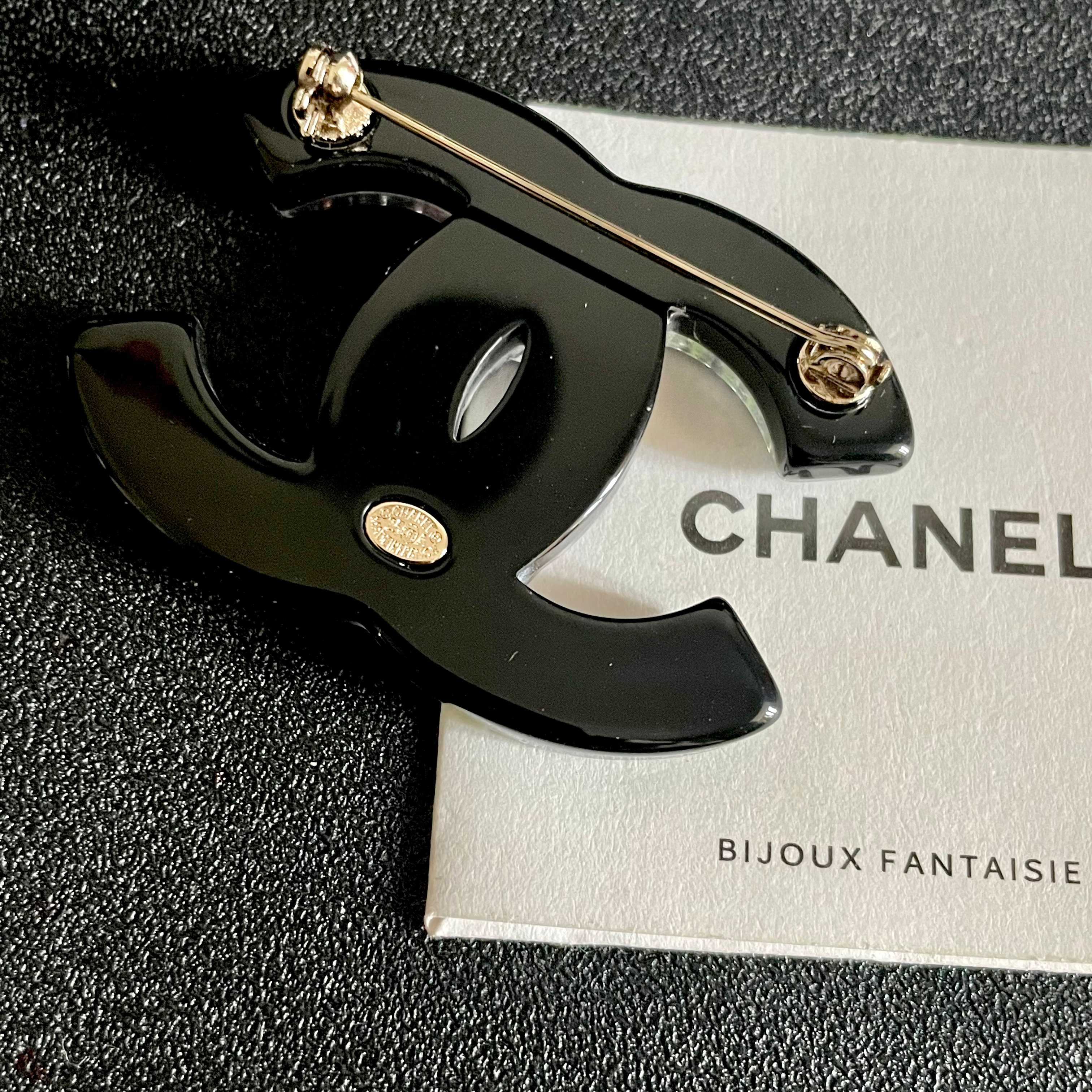 CHANEL🇫🇷小香 专柜新款同步上新香奈儿胸针，是最懂女人的饰物。那些倾注了全部心血去做自己的女人，