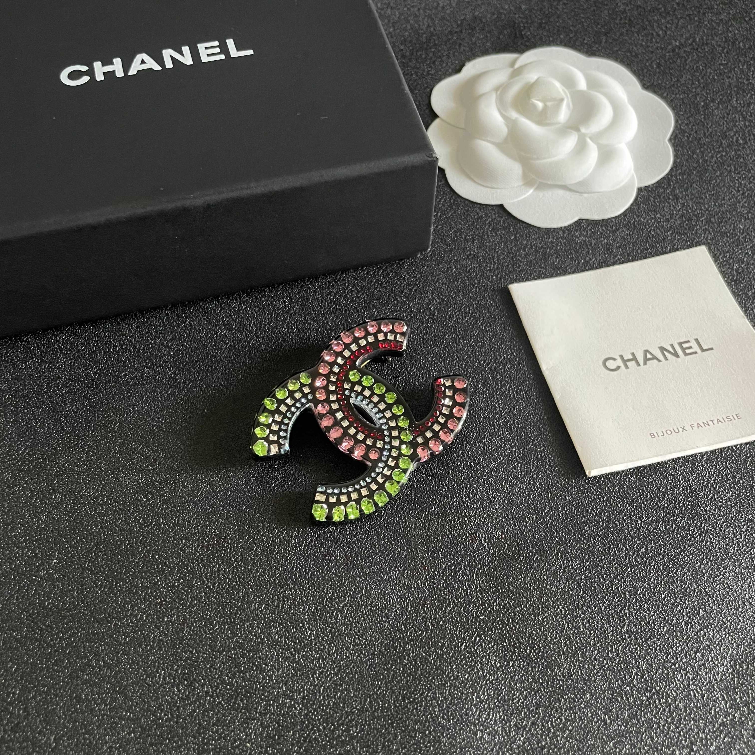  CHANEL🇫🇷小香 专柜新款同步上新香奈儿胸针，是最懂女人的饰物。那些倾注了全部心血去做自己的女人，