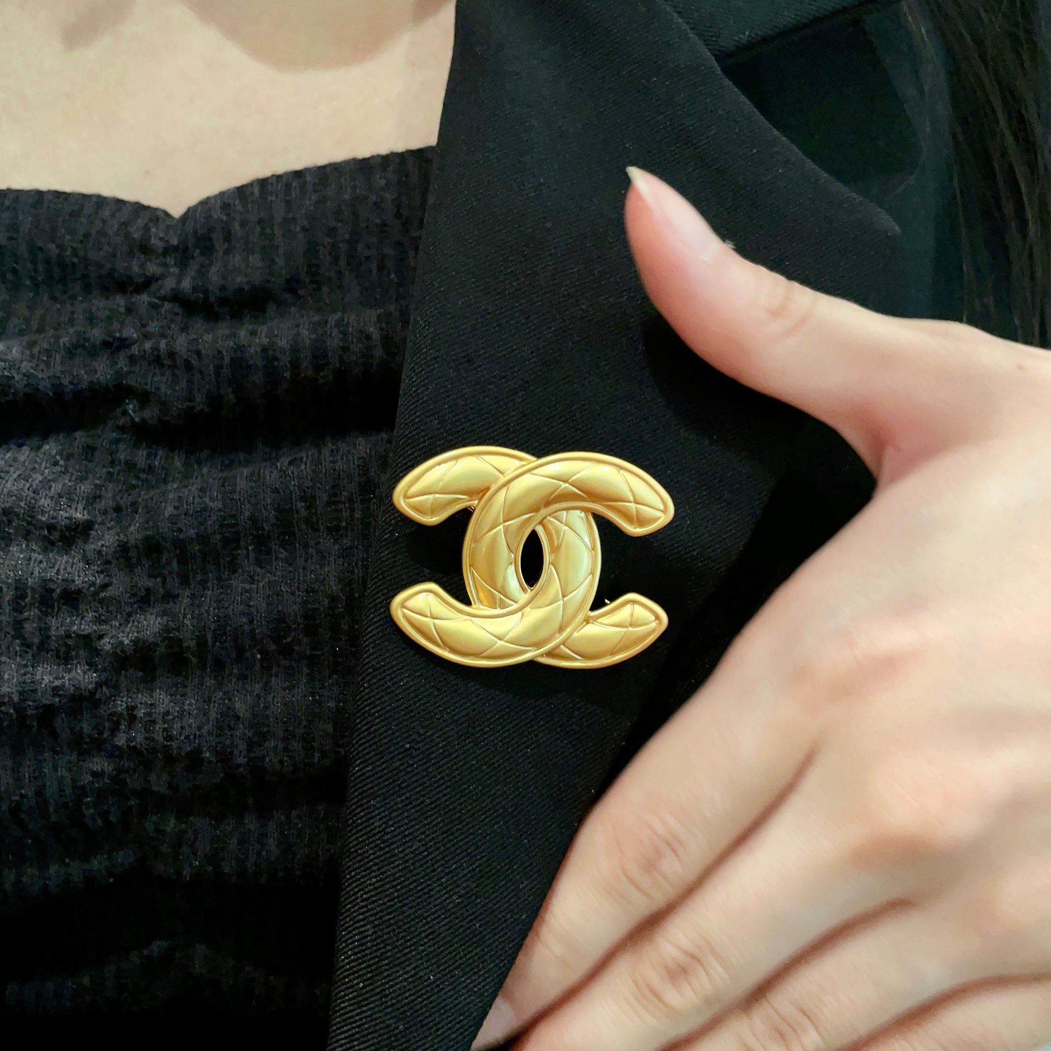  CHANEL🇫🇷小香 专柜新款同步上新香奈儿胸针，是最懂女人的饰物。那些倾注了全部心血去做自己的女人，