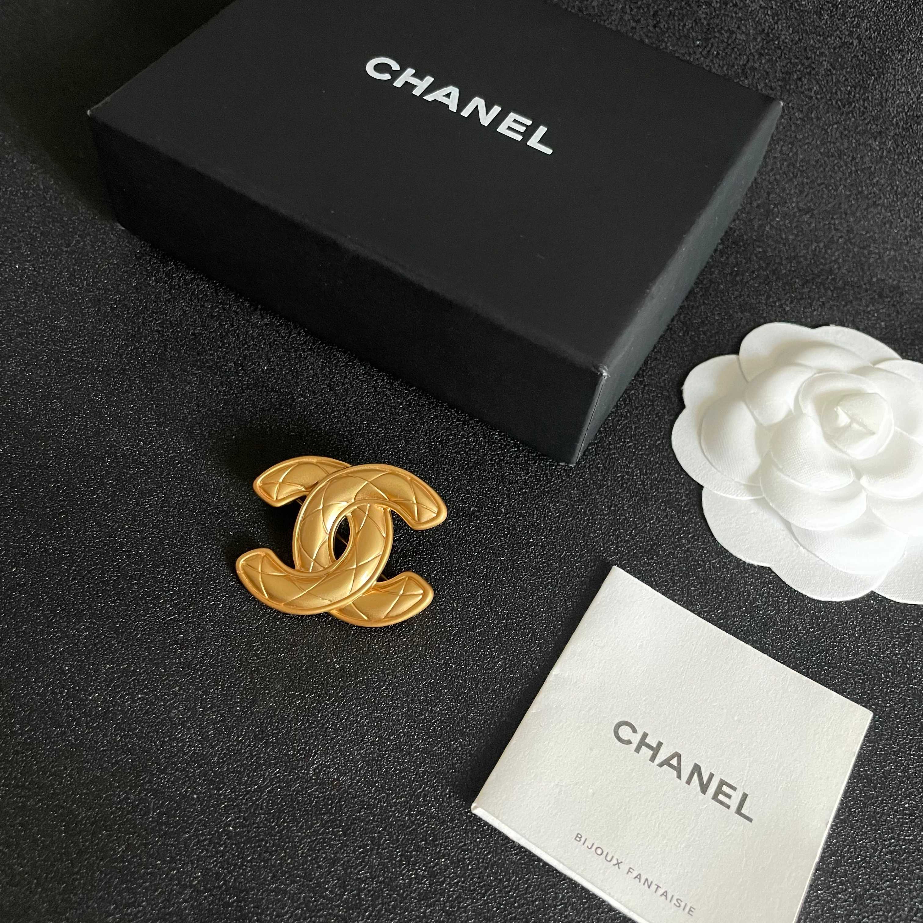  CHANEL🇫🇷小香 专柜新款同步上新香奈儿胸针，是最懂女人的饰物。那些倾注了全部心血去做自己的女人，