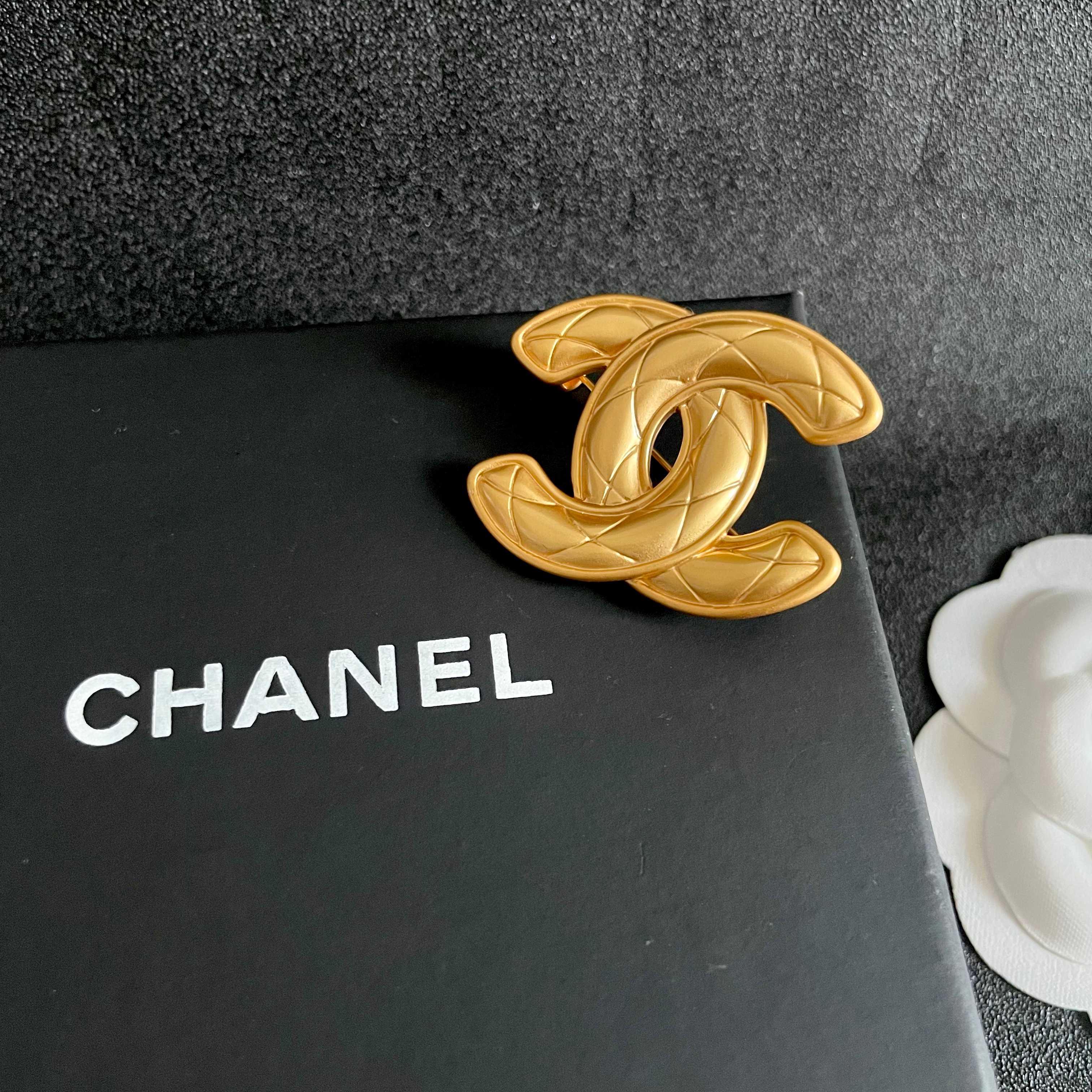  CHANEL🇫🇷小香 专柜新款同步上新香奈儿胸针，是最懂女人的饰物。那些倾注了全部心血去做自己的女人，
