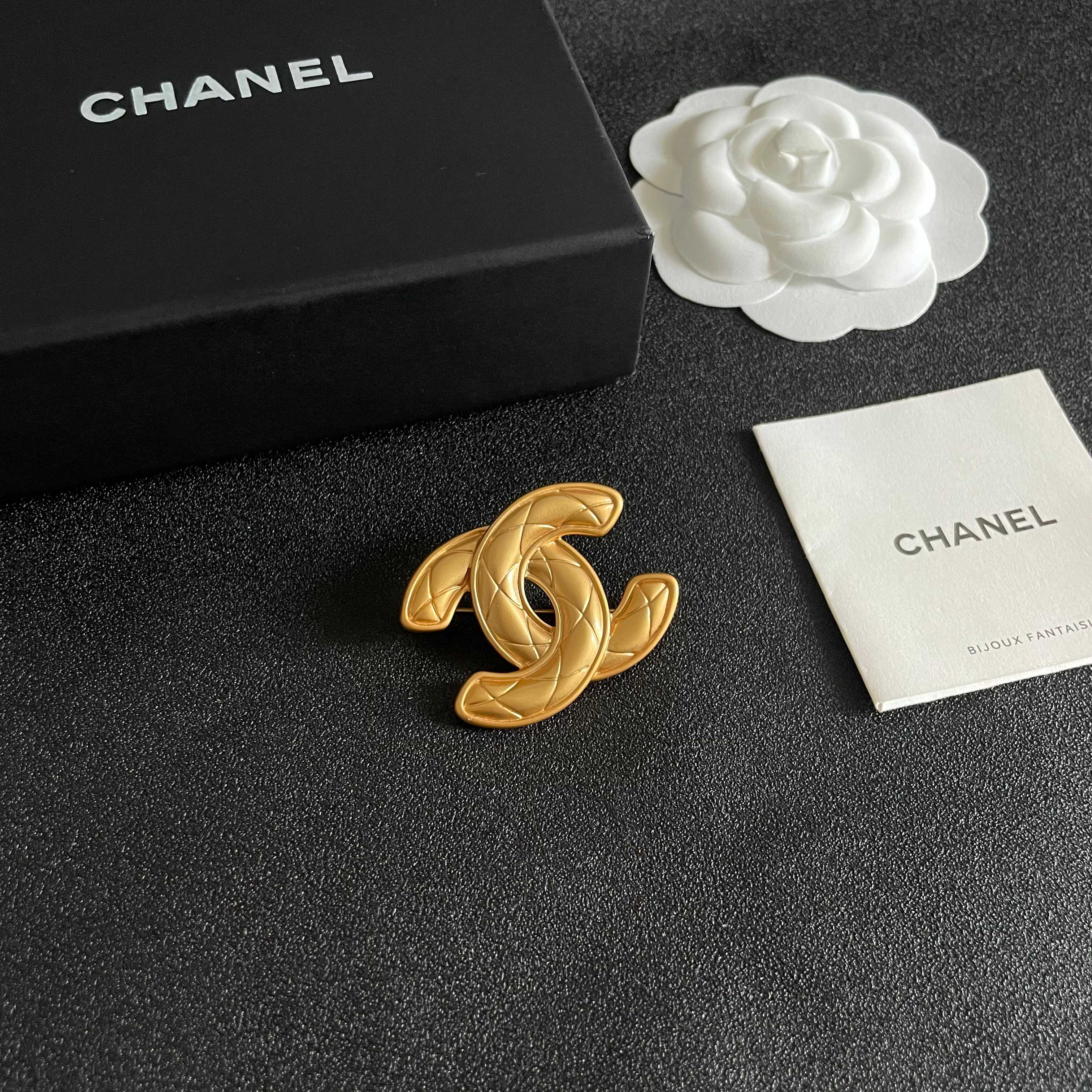  CHANEL🇫🇷小香 专柜新款同步上新香奈儿胸针，是最懂女人的饰物。那些倾注了全部心血去做自己的女人，