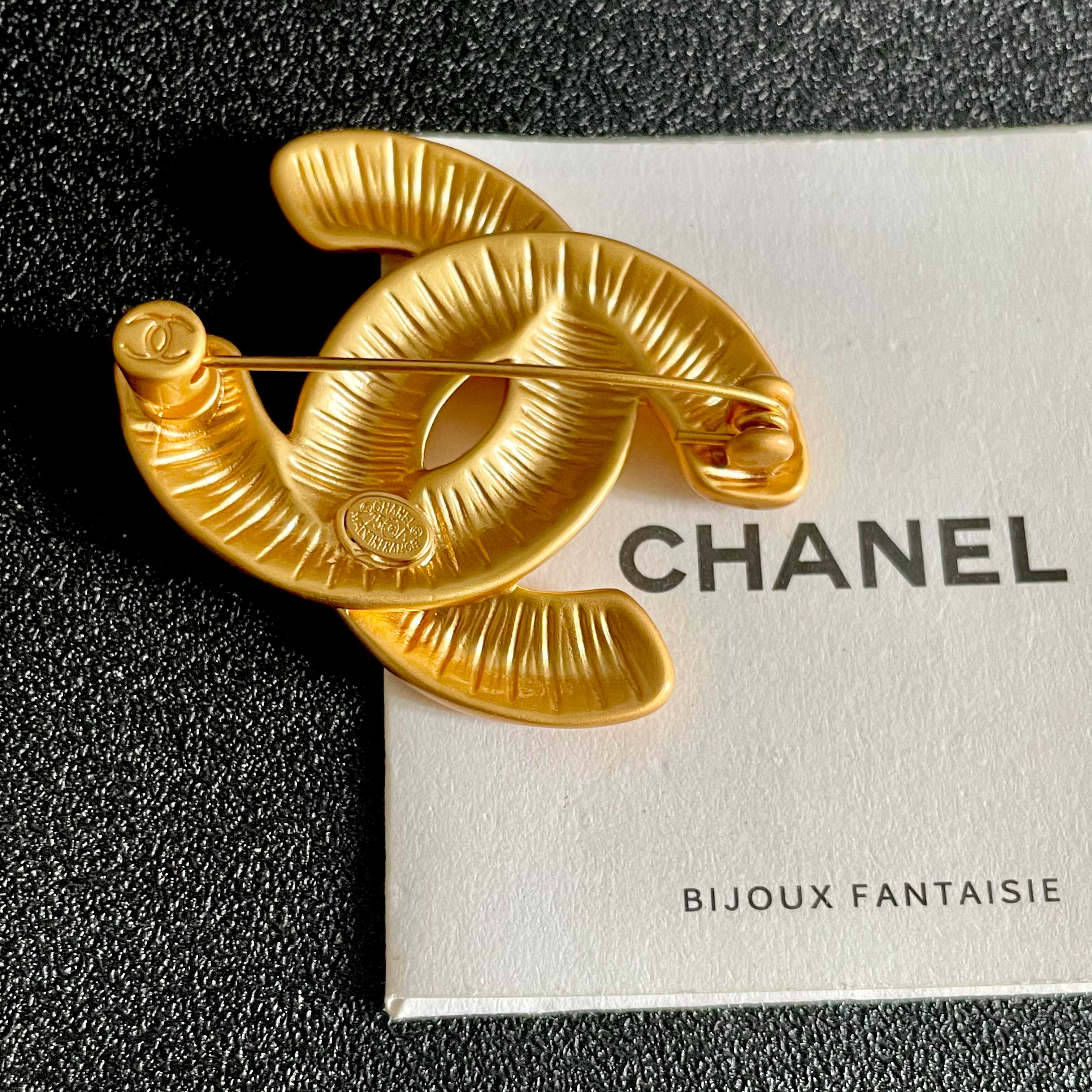  CHANEL🇫🇷小香 专柜新款同步上新香奈儿胸针，是最懂女人的饰物。那些倾注了全部心血去做自己的女人，