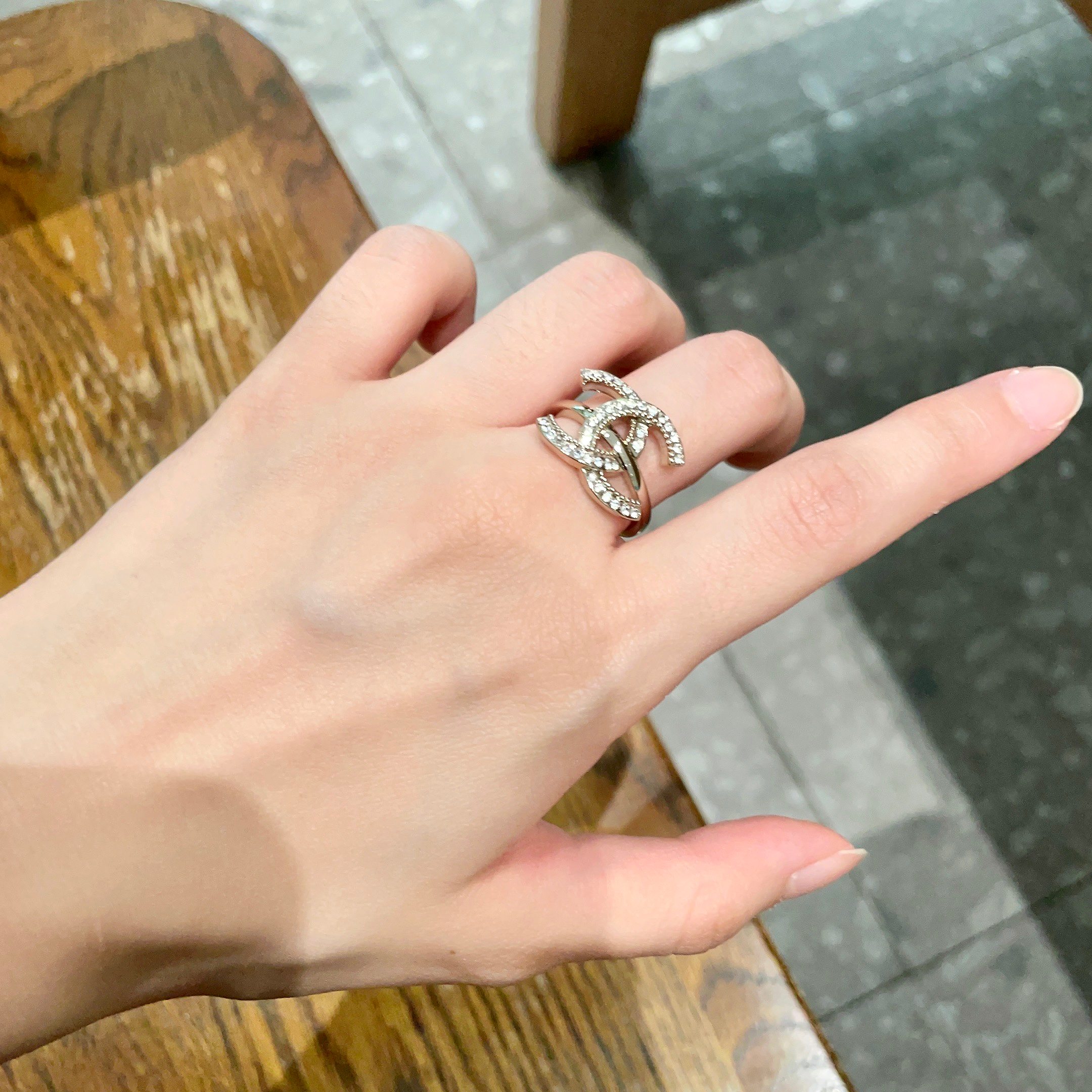  CHANEL🇫🇷小香 专柜新款同步上新香奈儿胸针，是最懂女人的饰物。那些倾注了全部心血去做自己的女人，