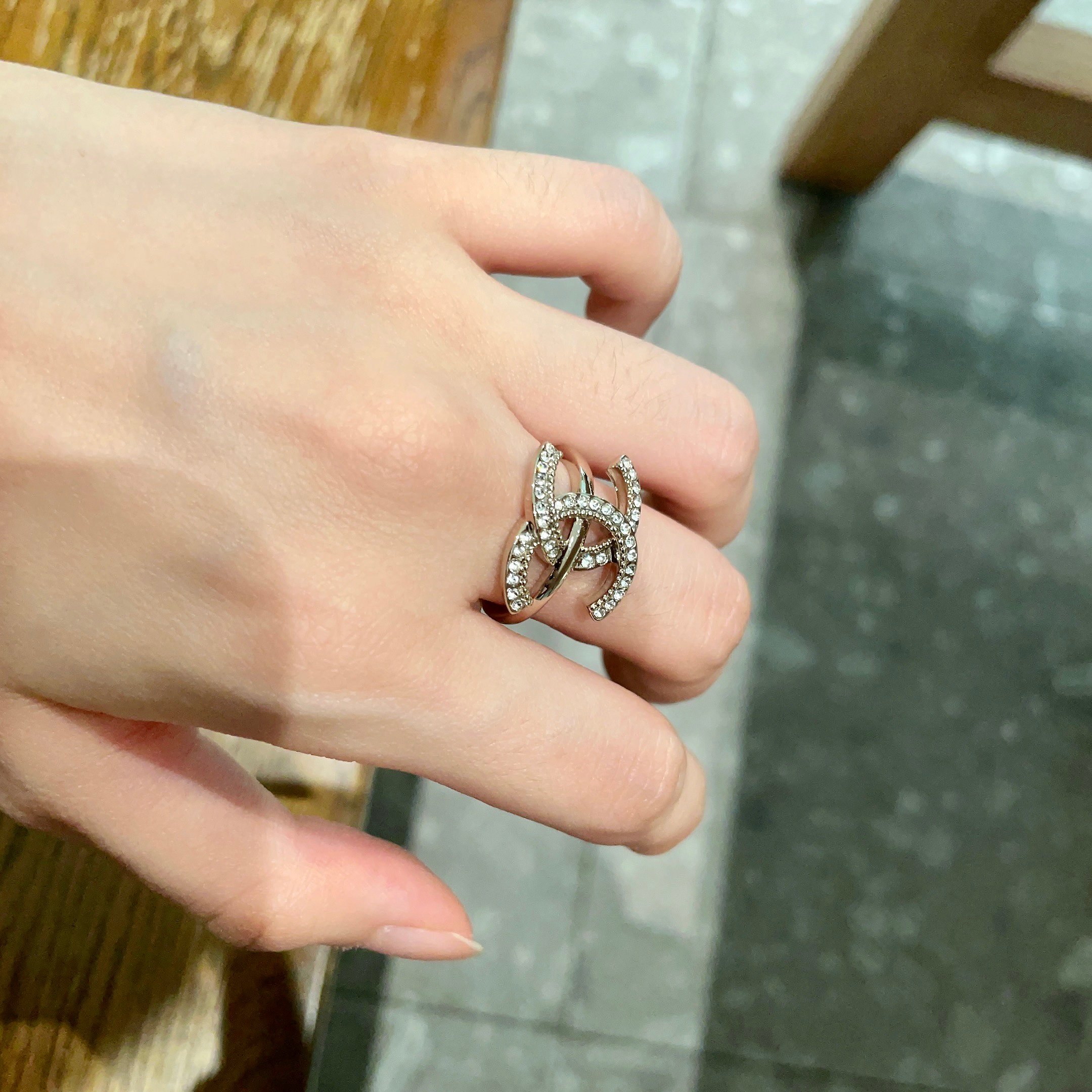  CHANEL🇫🇷小香 专柜新款同步上新香奈儿胸针，是最懂女人的饰物。那些倾注了全部心血去做自己的女人，