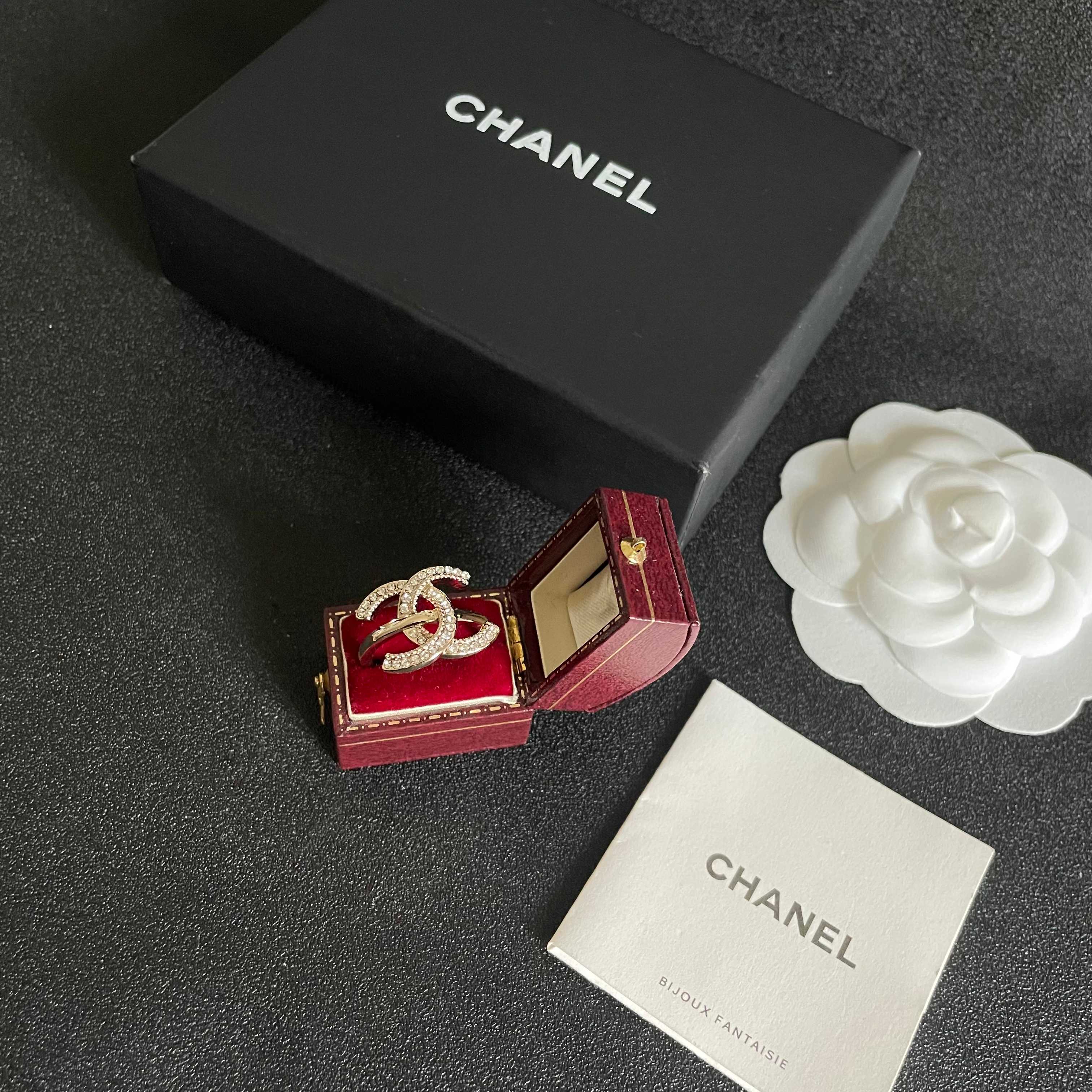  CHANEL🇫🇷小香 专柜新款同步上新香奈儿胸针，是最懂女人的饰物。那些倾注了全部心血去做自己的女人，