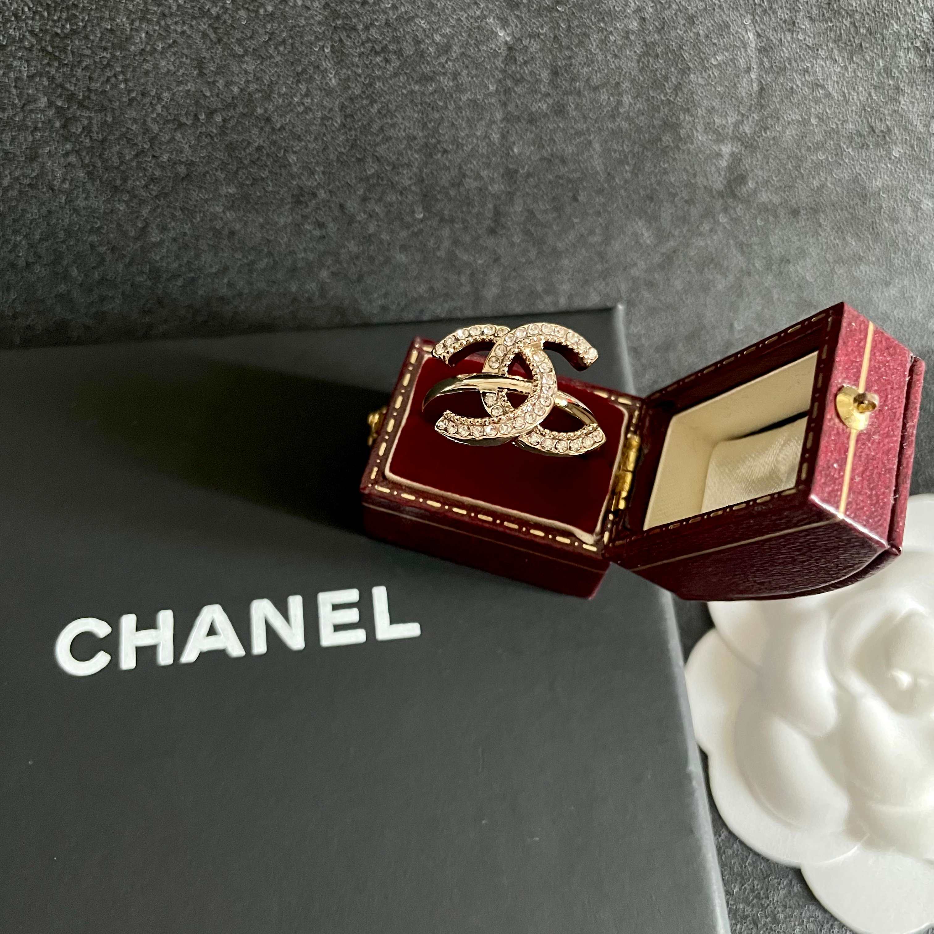  CHANEL🇫🇷小香 专柜新款同步上新香奈儿胸针，是最懂女人的饰物。那些倾注了全部心血去做自己的女人，