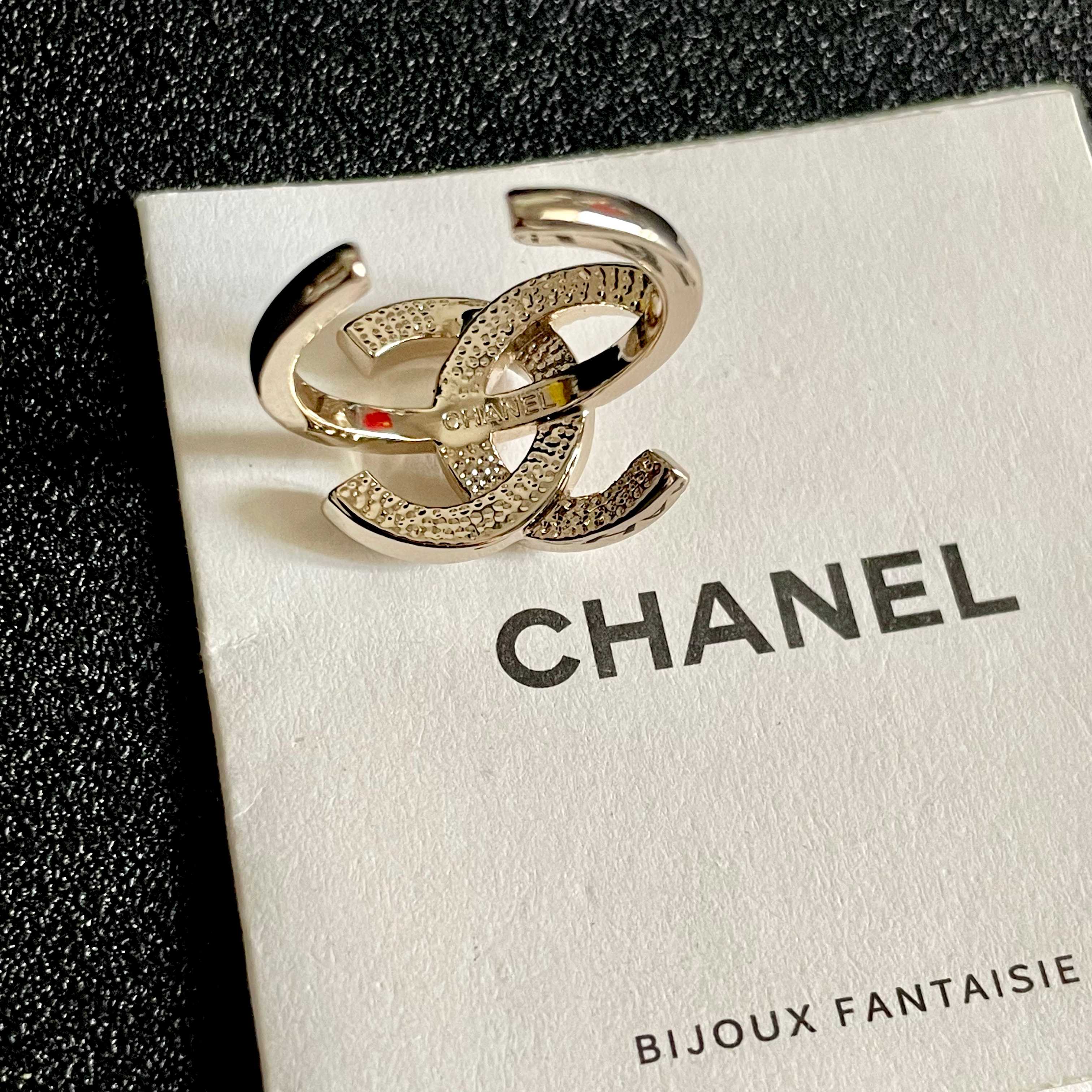  CHANEL🇫🇷小香 专柜新款同步上新香奈儿胸针，是最懂女人的饰物。那些倾注了全部心血去做自己的女人，