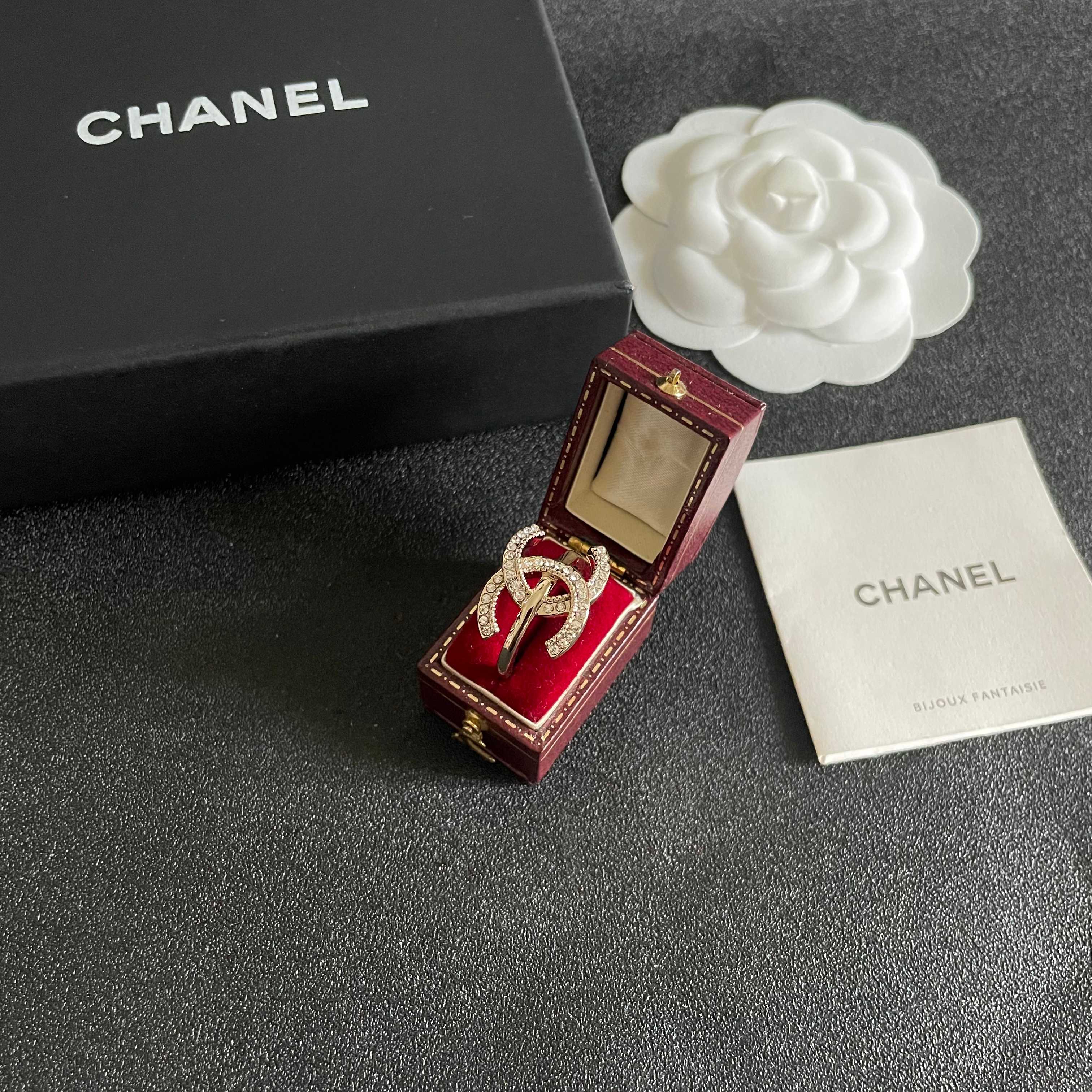  CHANEL🇫🇷小香 专柜新款同步上新香奈儿胸针，是最懂女人的饰物。那些倾注了全部心血去做自己的女人，