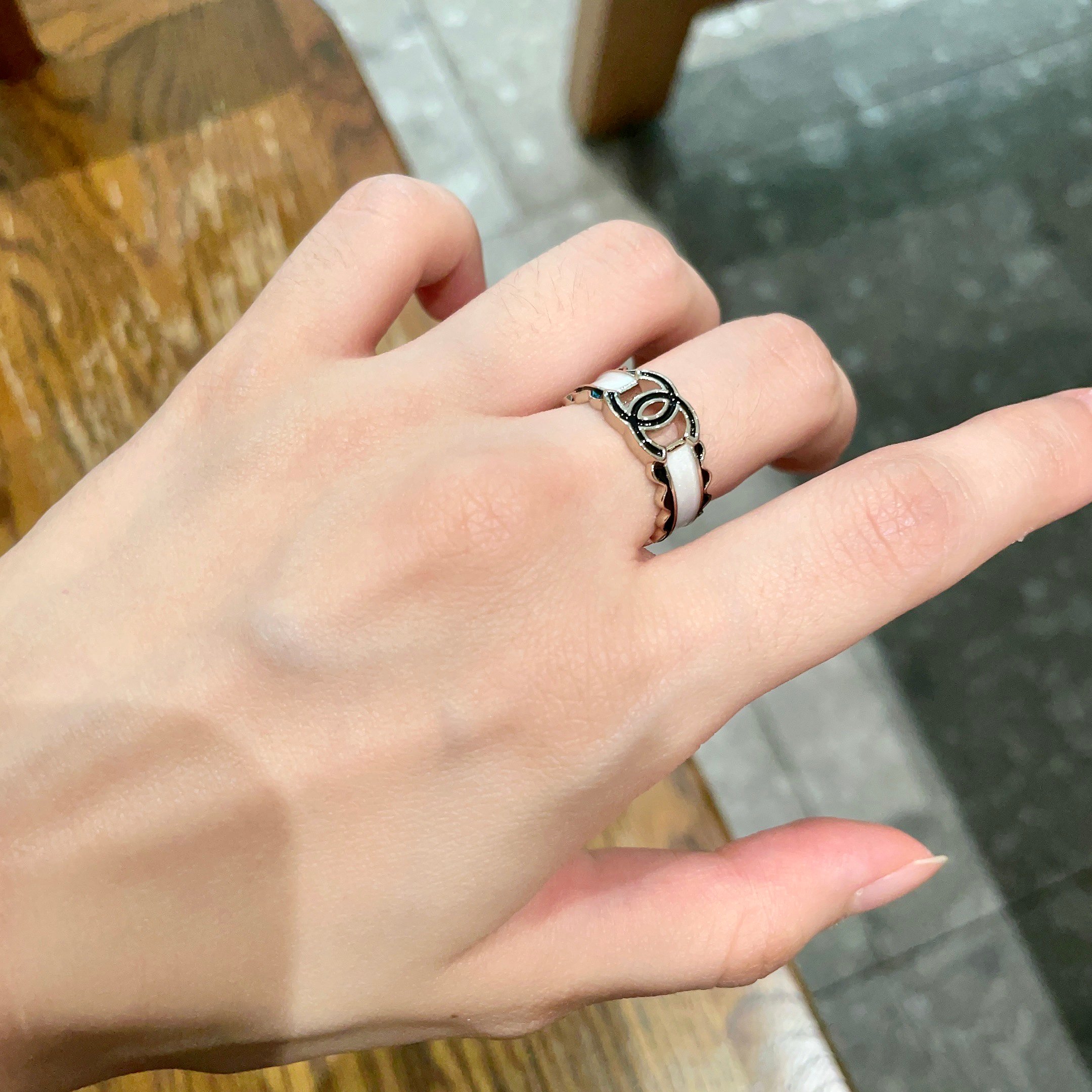  CHANEL🇫🇷小香 专柜新款同步上新香奈儿胸针，是最懂女人的饰物。那些倾注了全部心血去做自己的女人，