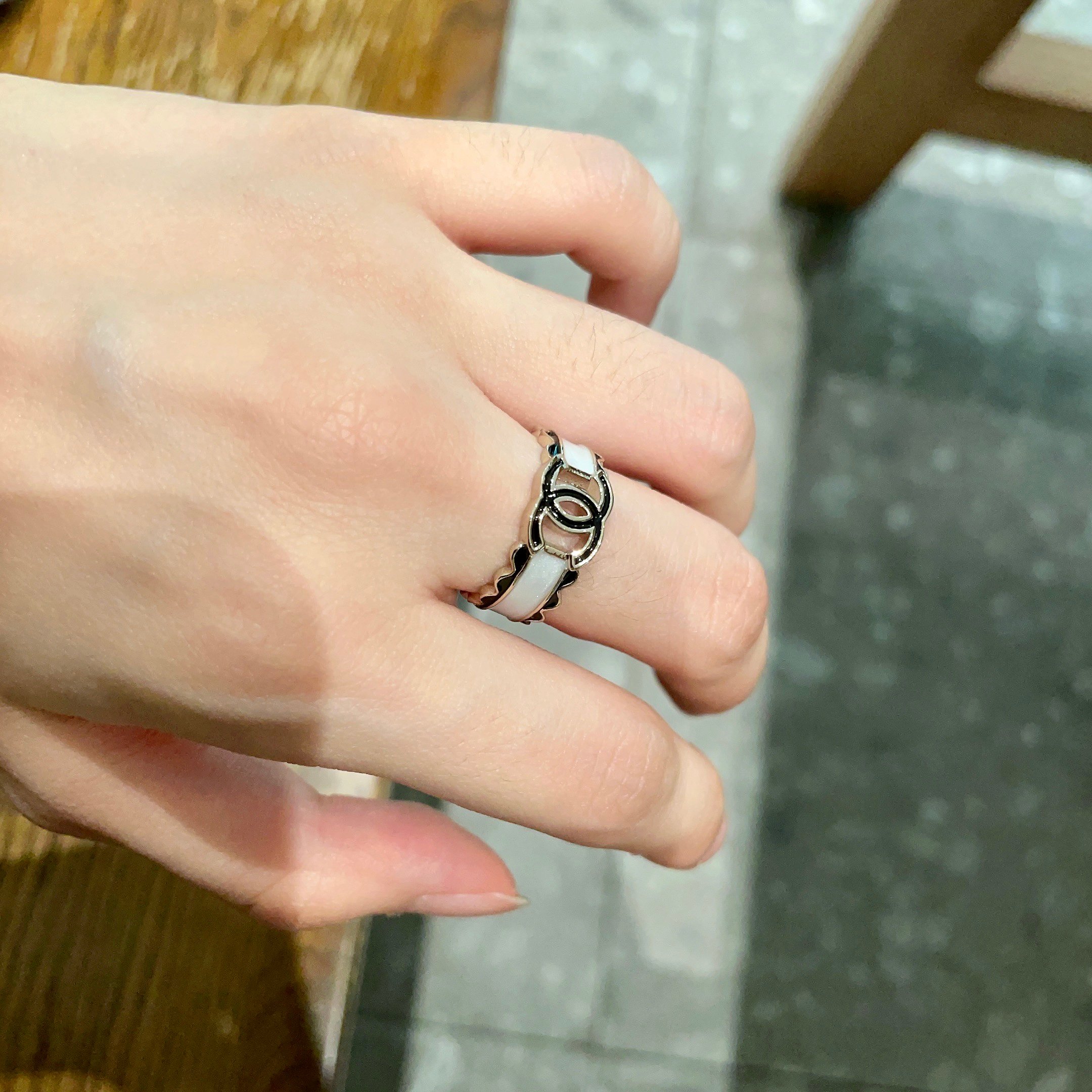  CHANEL🇫🇷小香 专柜新款同步上新香奈儿胸针，是最懂女人的饰物。那些倾注了全部心血去做自己的女人，