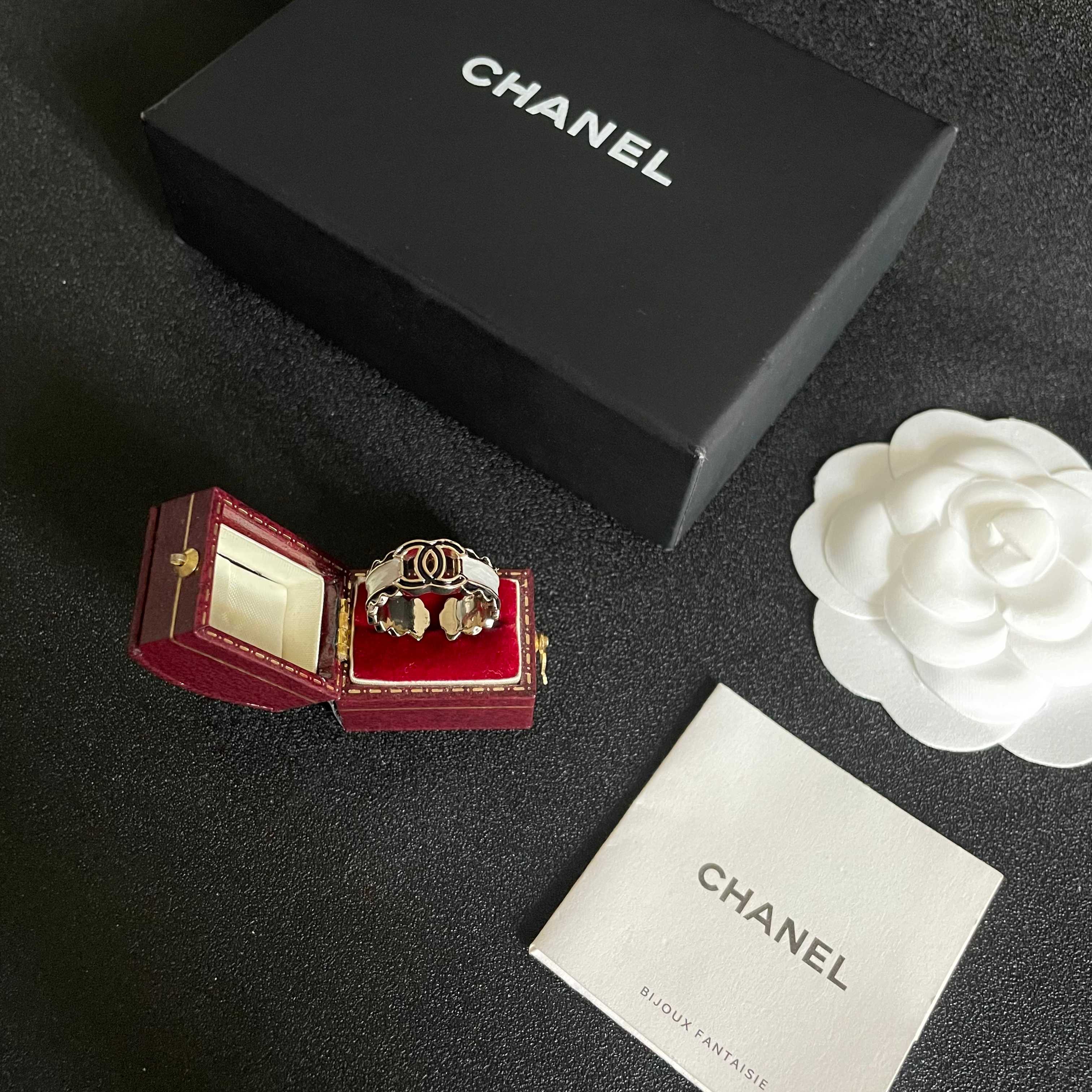  CHANEL🇫🇷小香 专柜新款同步上新香奈儿胸针，是最懂女人的饰物。那些倾注了全部心血去做自己的女人，