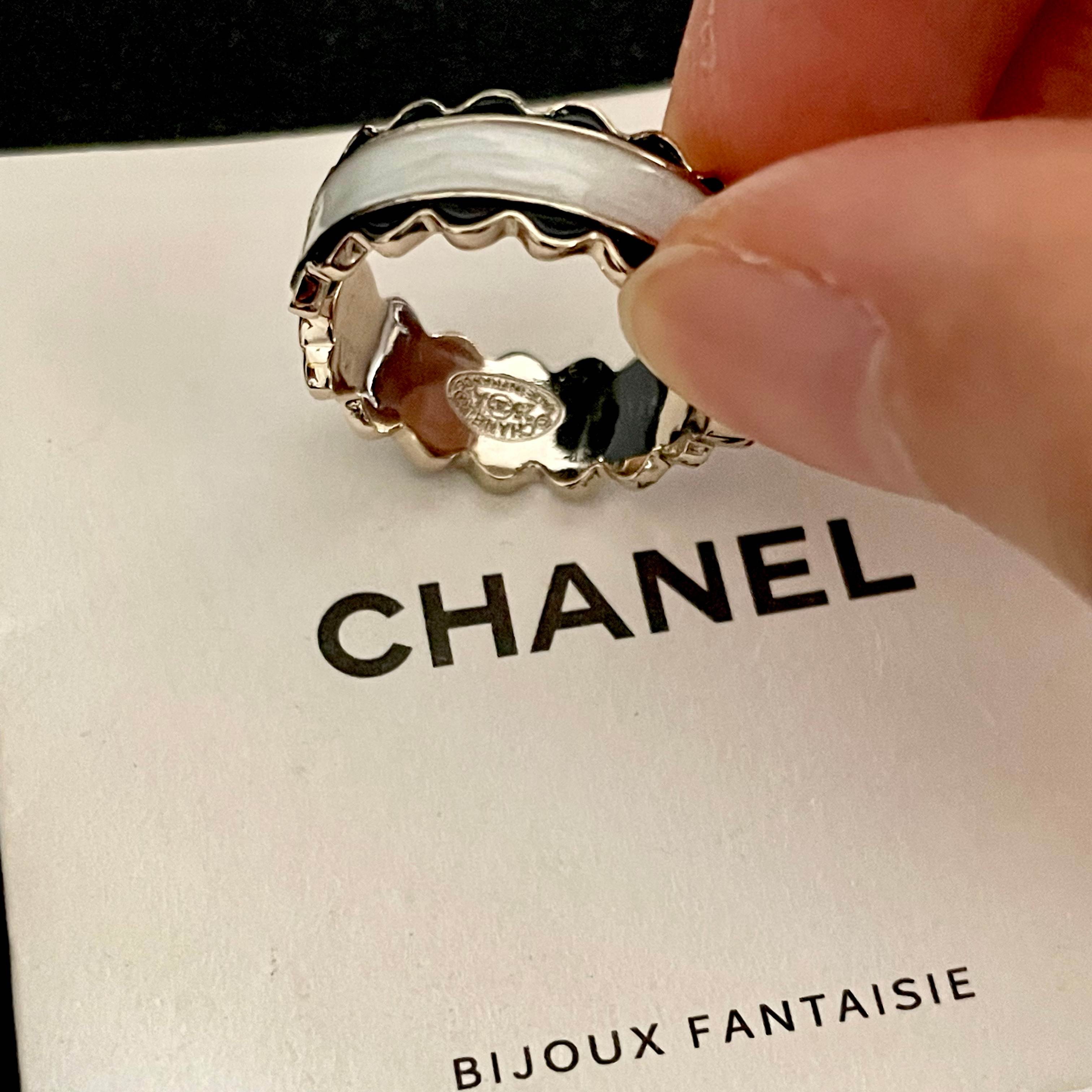  CHANEL🇫🇷小香 专柜新款同步上新香奈儿胸针，是最懂女人的饰物。那些倾注了全部心血去做自己的女人，