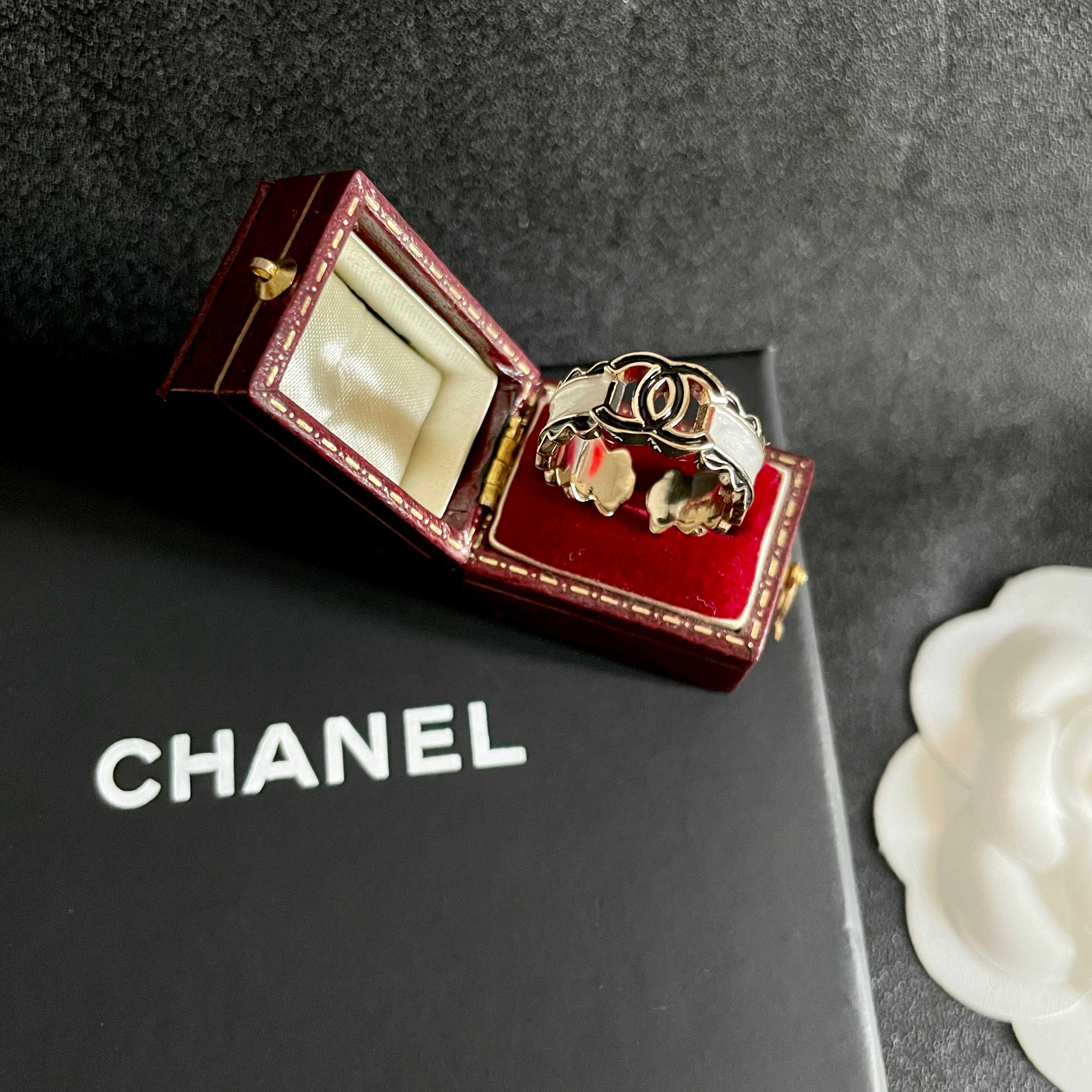  CHANEL🇫🇷小香 专柜新款同步上新香奈儿胸针，是最懂女人的饰物。那些倾注了全部心血去做自己的女人，