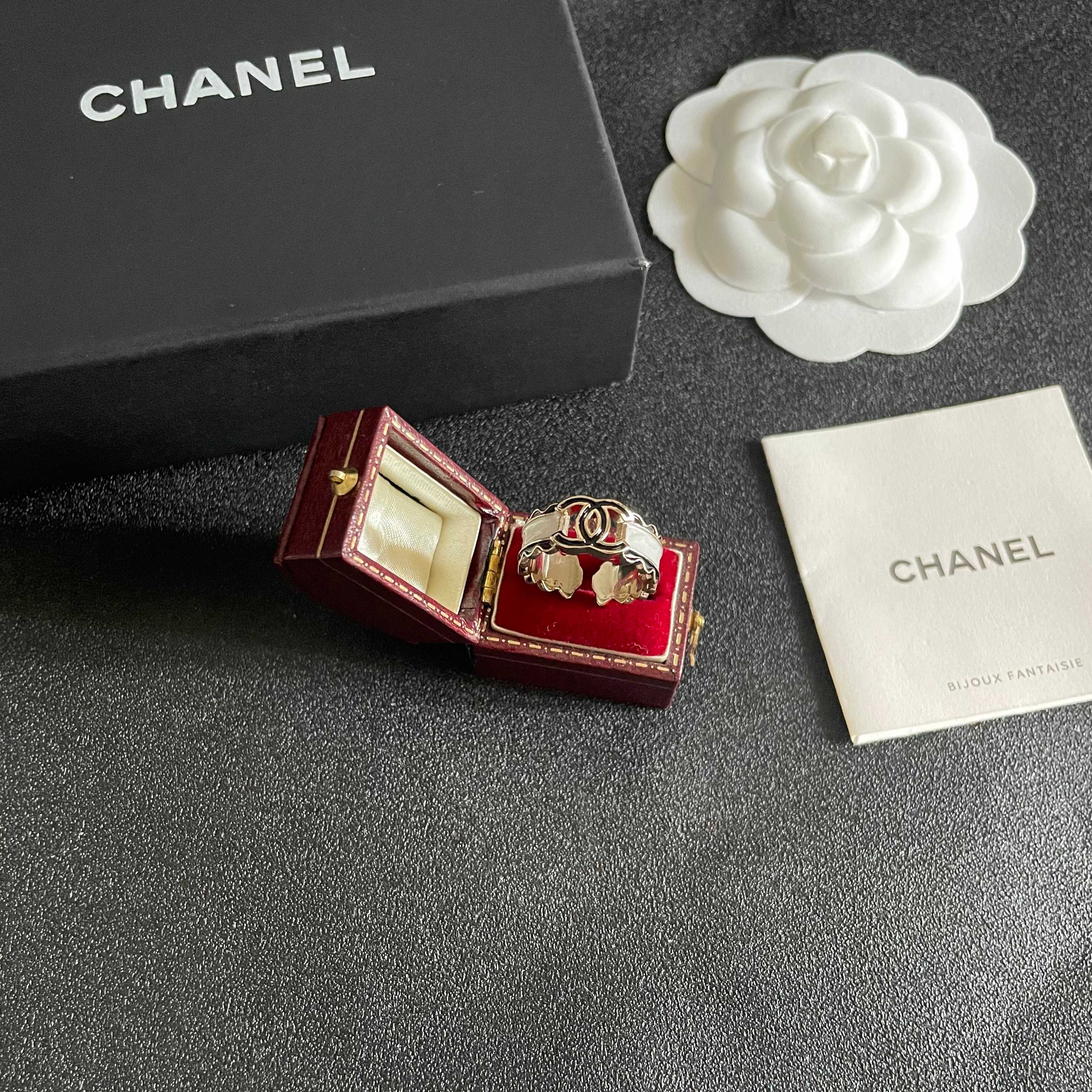  CHANEL🇫🇷小香 专柜新款同步上新香奈儿胸针，是最懂女人的饰物。那些倾注了全部心血去做自己的女人，