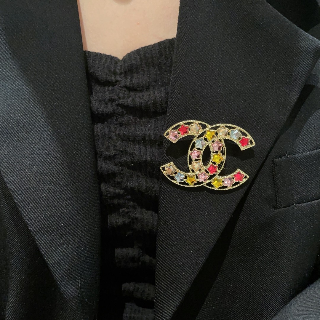 P55 CHANEL🇫🇷小香 专柜新款珍珠香奈儿胸针，是最懂女人的饰物。那些倾注了全部心血去做自己的女人，往往更珍惜胸针的意义。香奈儿女士把胸针别在帽子上，并告诉那些模仿她的时髦女士们：[胸针可是非常实用，它可以别在西装领上、口袋上、帽子上、腰带上或者是晚礼服上👗👗👗.