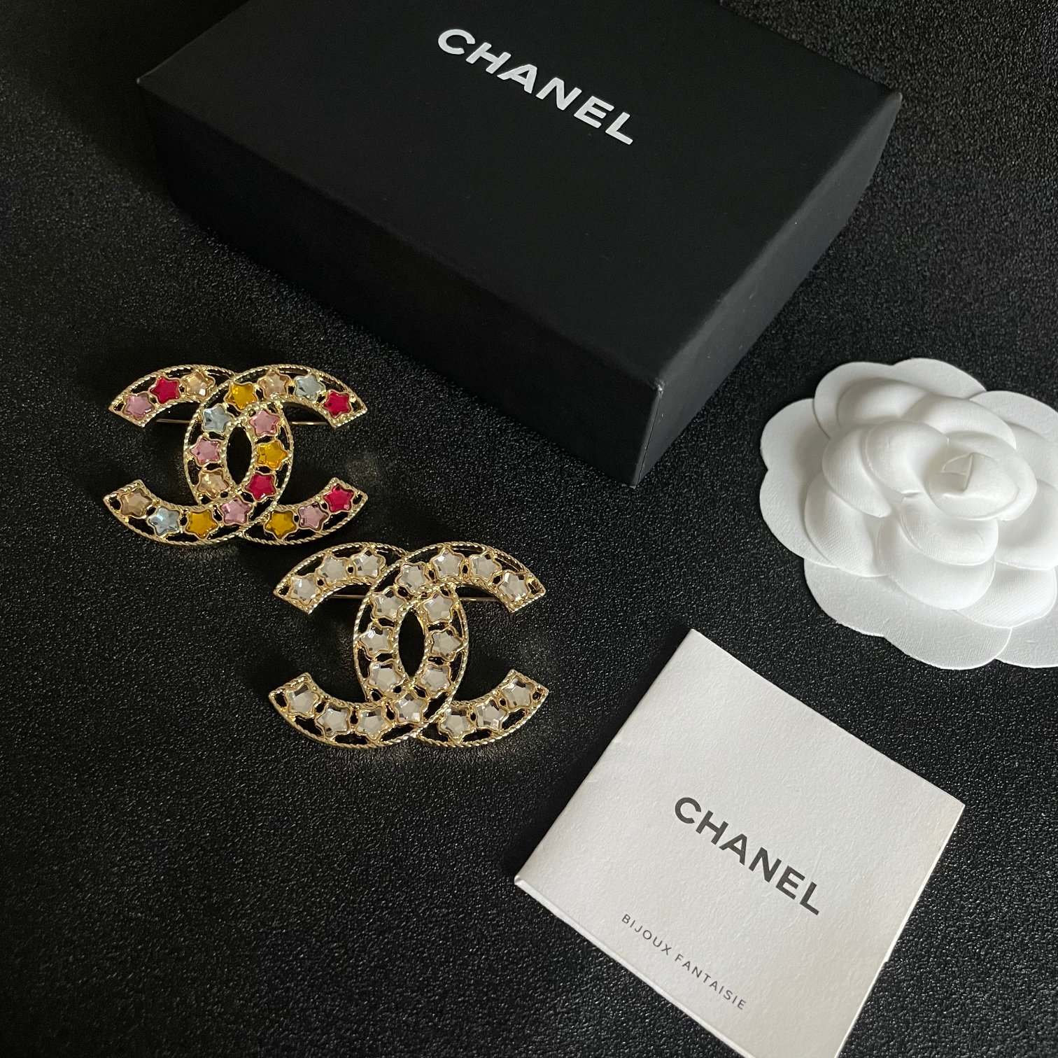 P55 CHANEL🇫🇷小香 专柜新款珍珠香奈儿胸针，是最懂女人的饰物。那些倾注了全部心血去做自己的女人，往往更珍惜胸针的意义。香奈儿女士把胸针别在帽子上，并告诉那些模仿她的时髦女士们：[胸针可是非常实用，它可以别在西装领上、口袋上、帽子上、腰带上或者是晚礼服上👗👗👗.